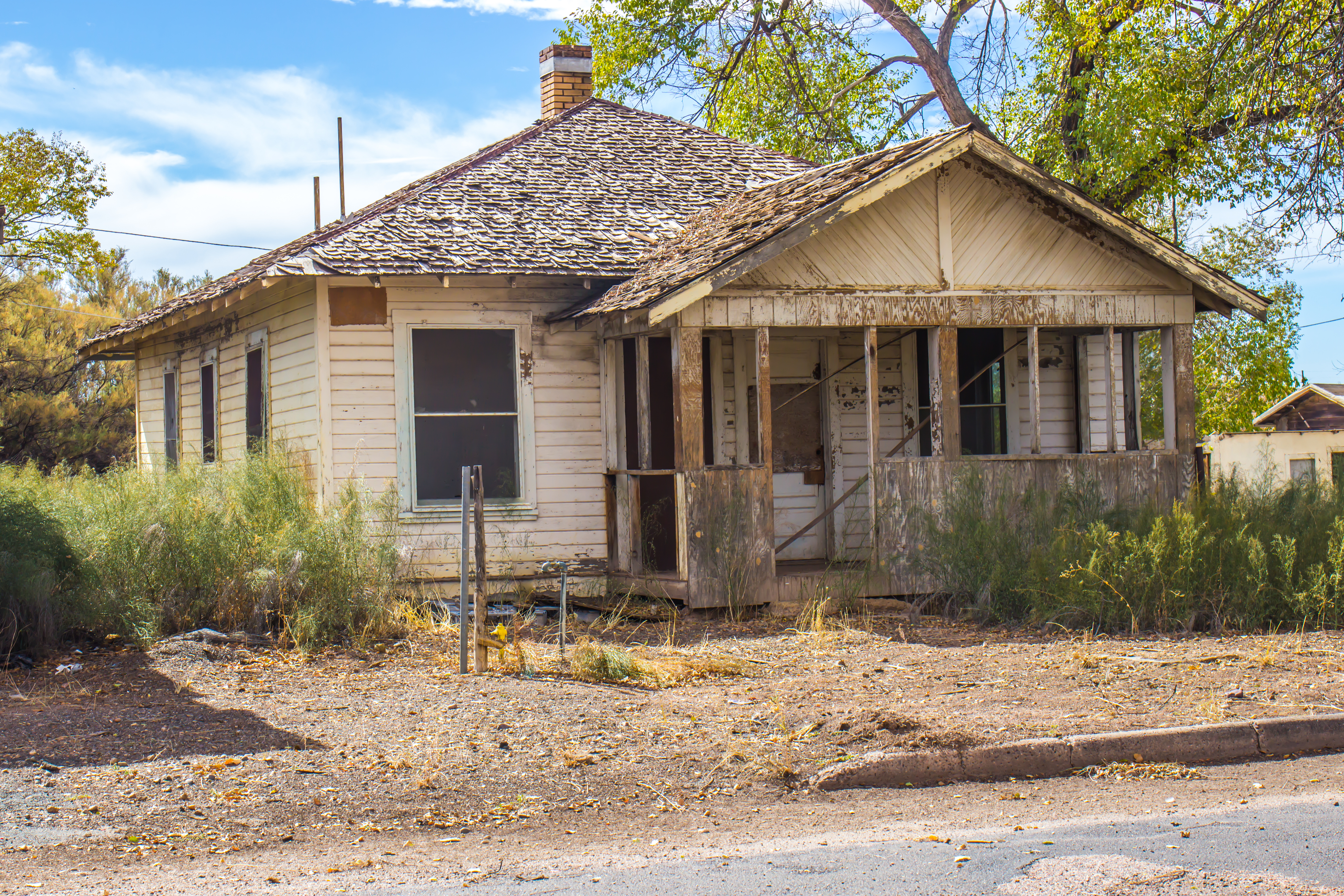 Ein heruntergekommenes Haus | Quelle: Shutterstock