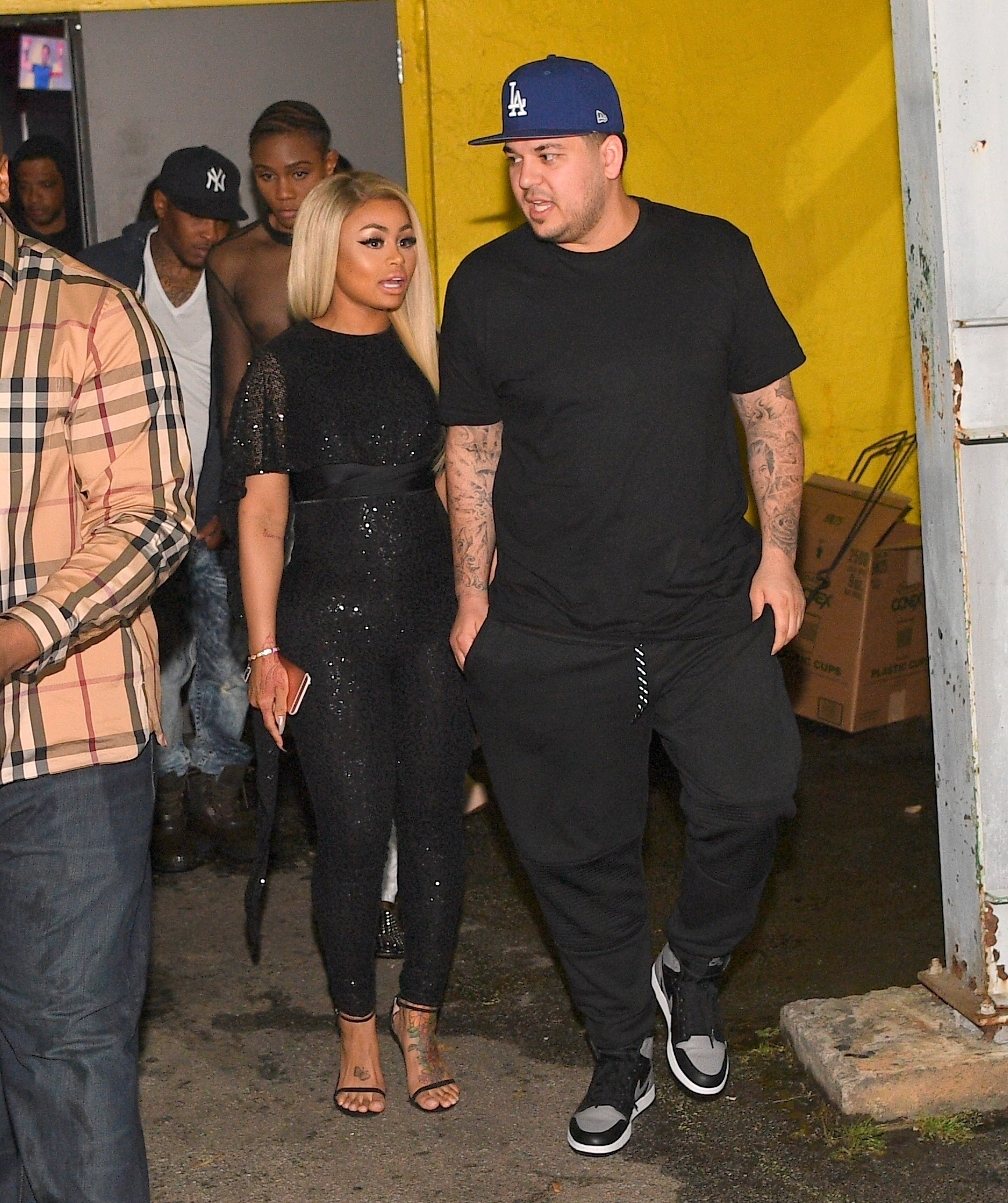 Rob Kardashian wurde 2016 beim Verlassen einer Veranstaltung zusammen mit seiner damaligen Verlobten Blac Chyna fotografiert. Ihre Beziehung markierte eine Phase, in der Rob wieder öffentlich in Erscheinung trat, nachdem er zuvor über seine Probleme mit seinem Körperbild gesprochen hatte. | Quelle: Getty Images.