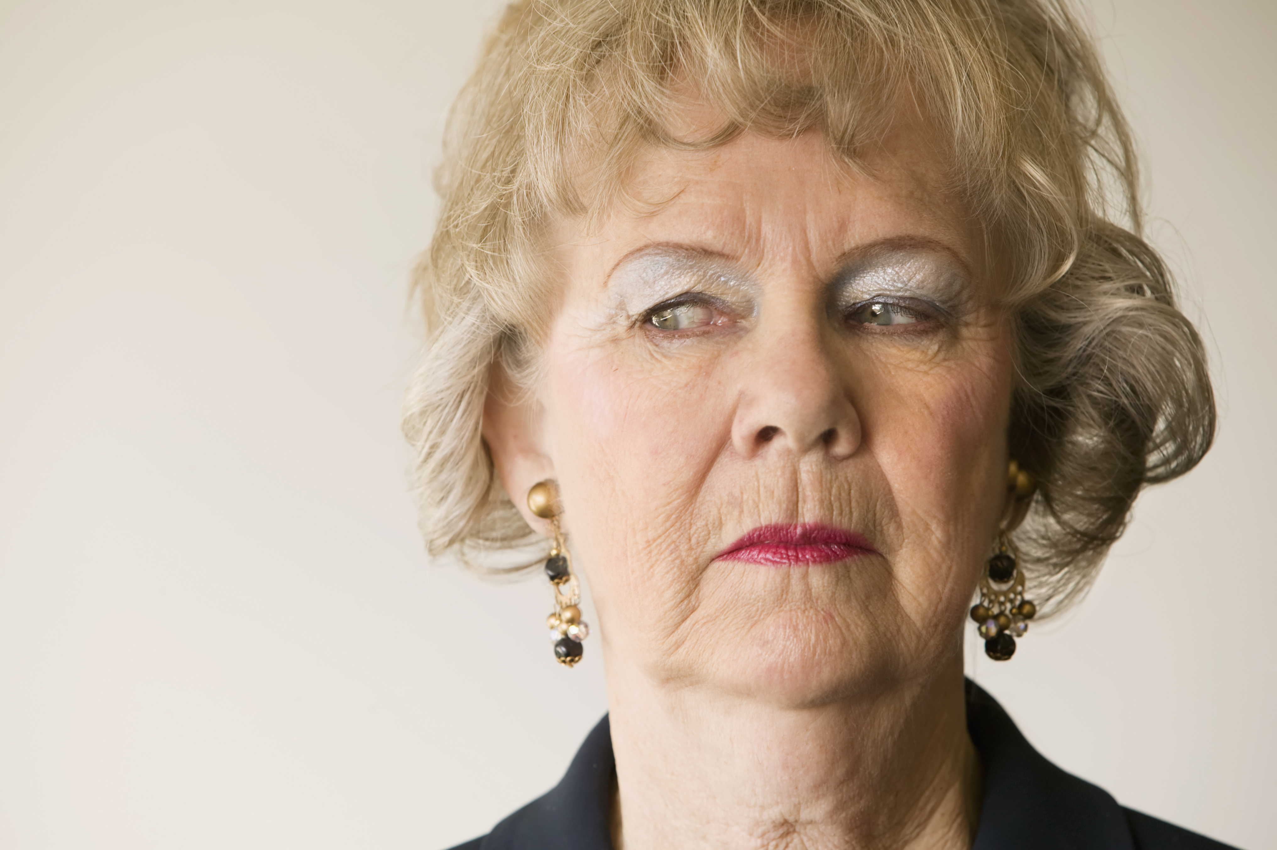 Eine skeptische ältere Frau | Quelle: Shutterstock