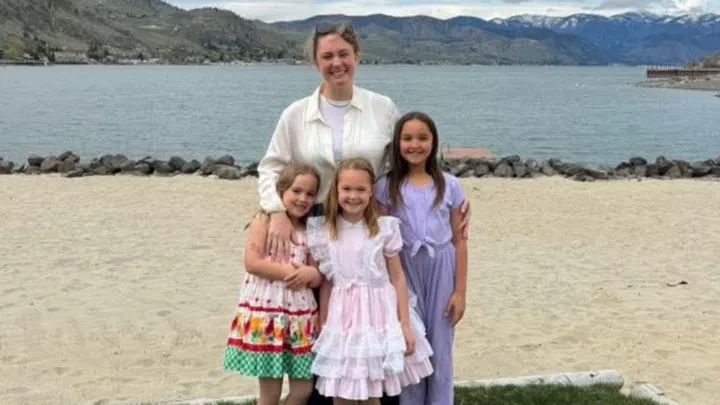 Whitney Decker und ihre Kinder Paityn, Evelyn und Olivia, gepostet auf GoFundMe am 3. Juni 2025 | Quelle: GoFundMe/Support Whitney Decker
