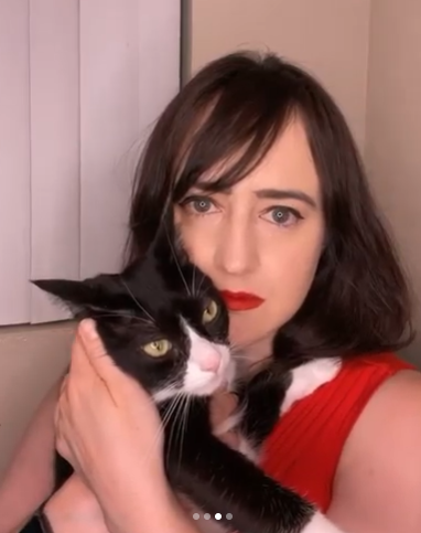Mara Wilson posiert mit ihrer Katze, vom 4. August 2023 | Quelle: Instagram/marawilson