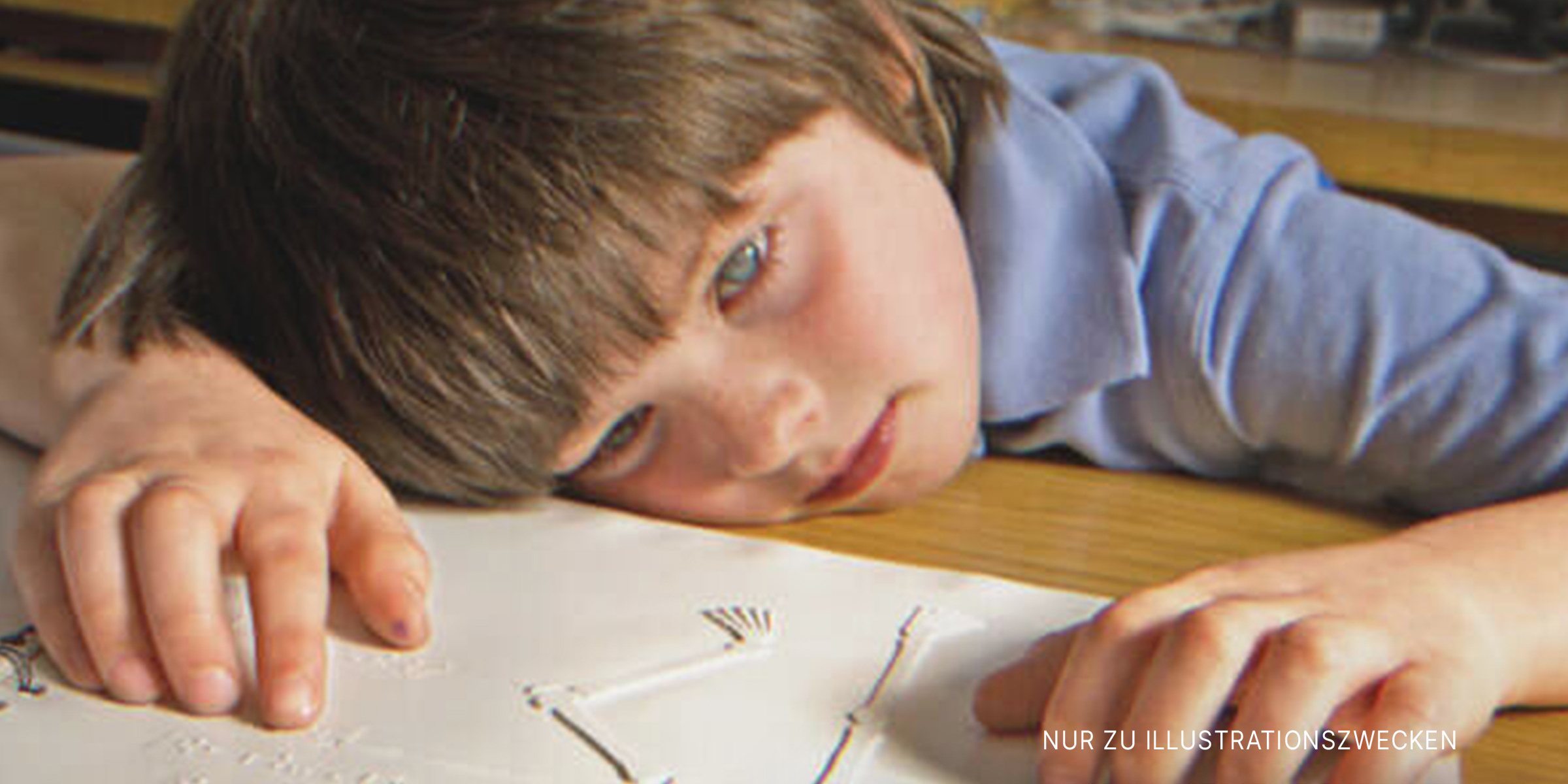 Blinder Junge am Schreibtisch | Quelle: Getty Images