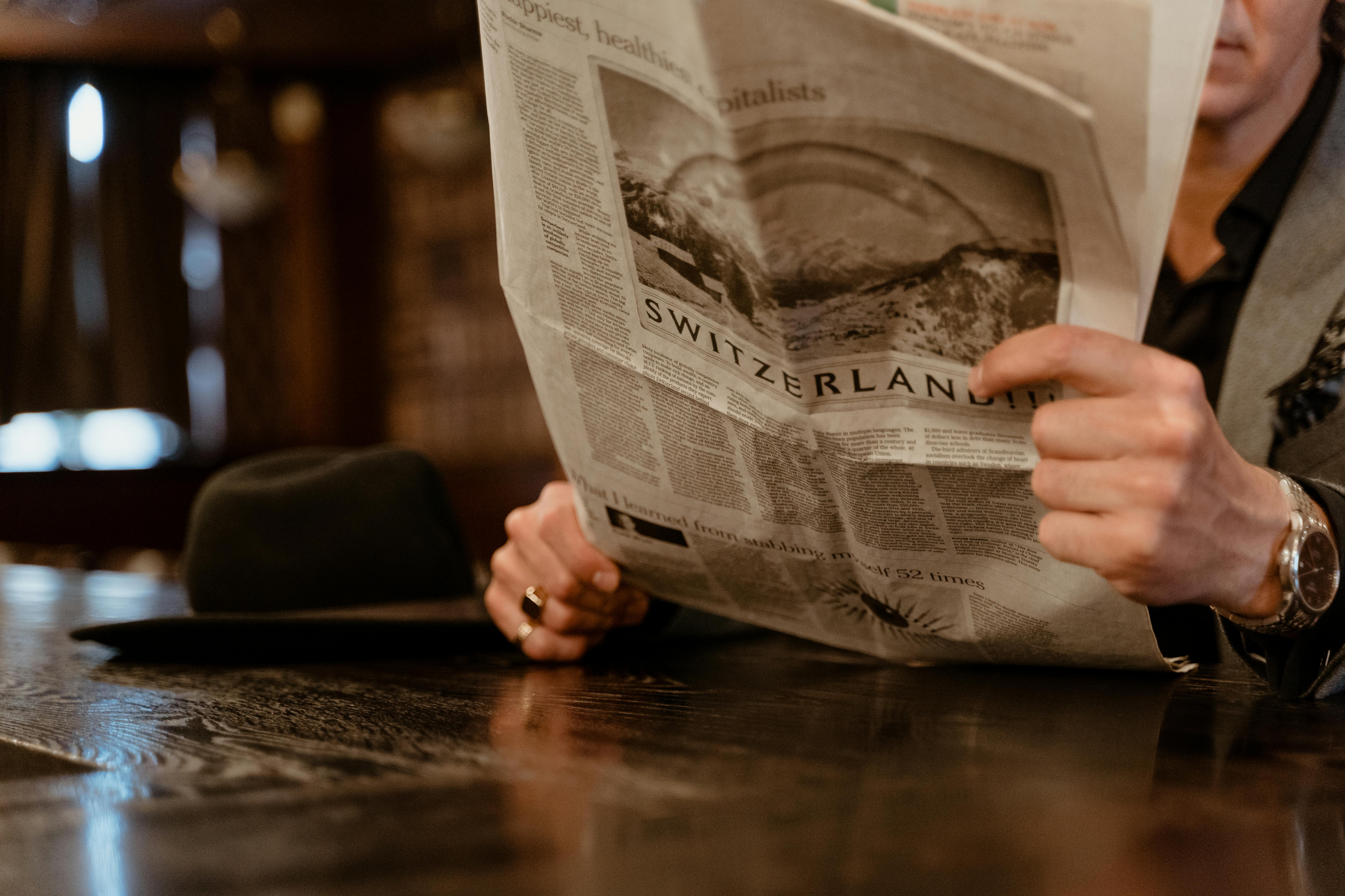 Ein Mann liest eine Zeitung | Quelle: Pexels
