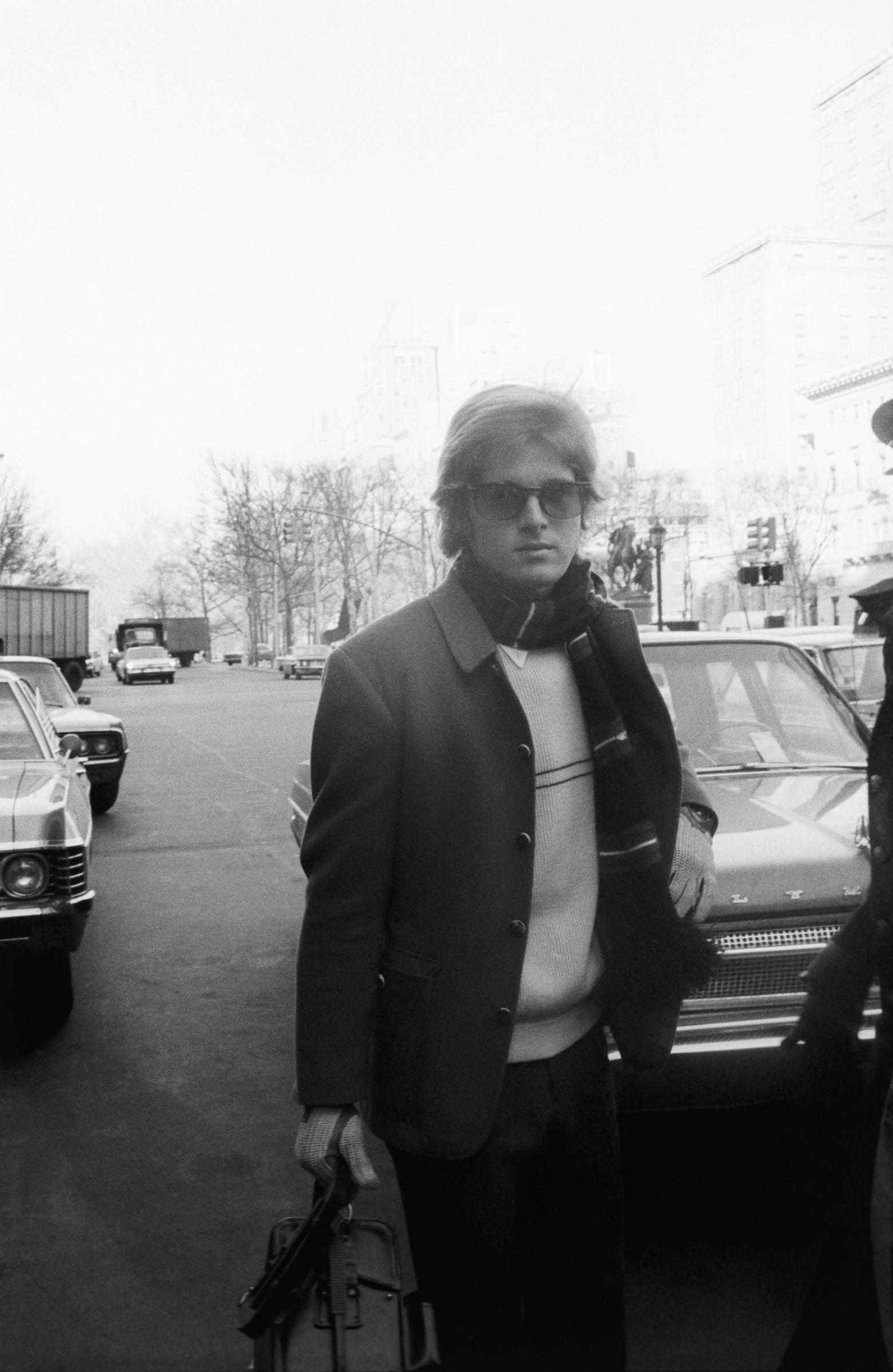 Desi Arnaz Jr., fotografiert auf der Straße, um 1970, in New York | Quelle: Getty Images