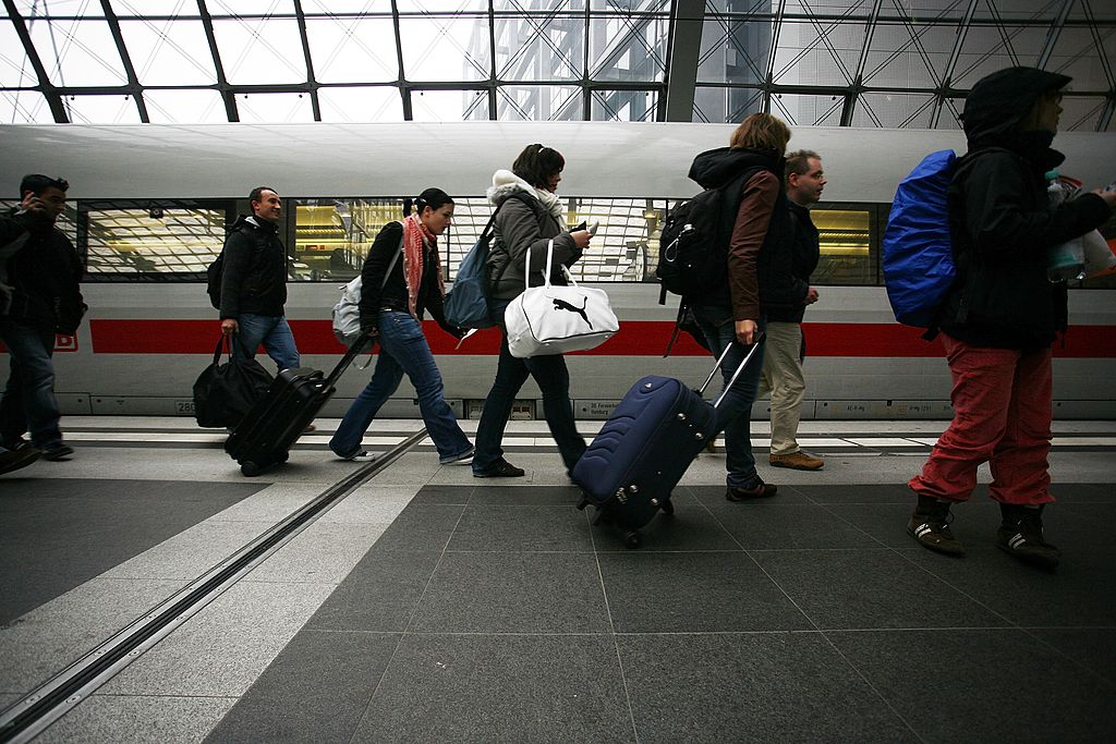 Fahrgäste der Deutschen Bahn warten am 18. Oktober 2007 am Berliner Hauptbahnhof auf einen ICE. | Quelle: Getty Images
