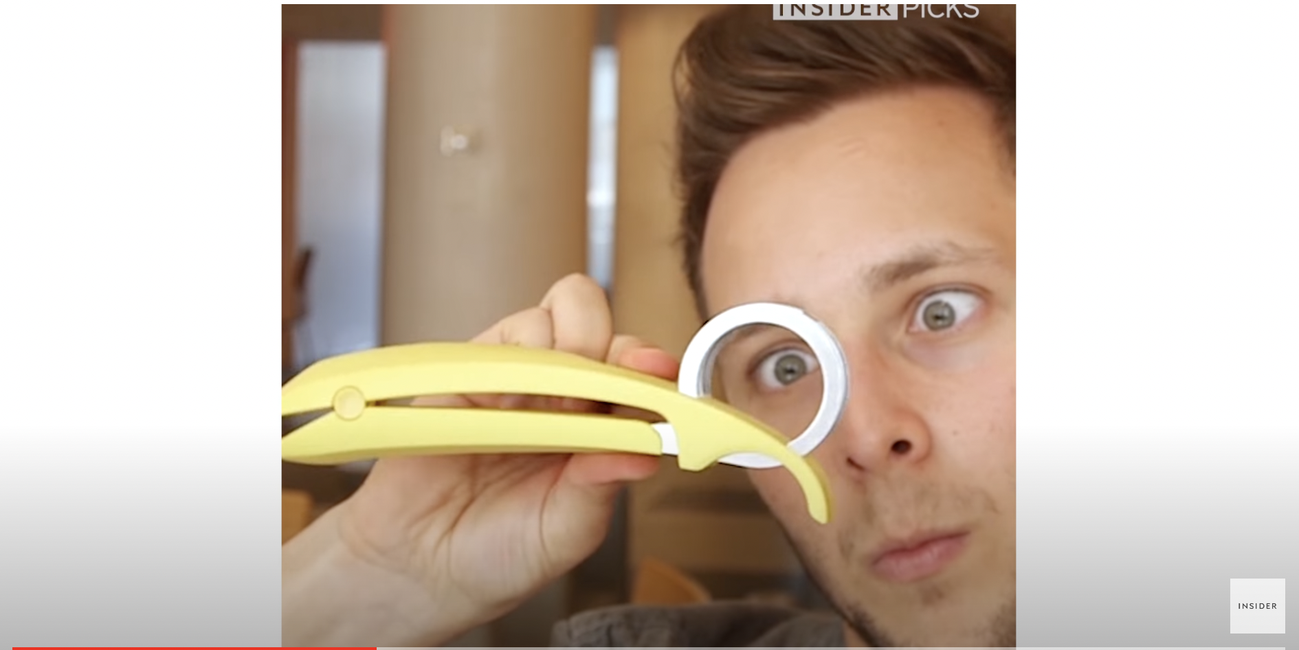 Ein Bananenschneider | Quelle: YouTube/Insider