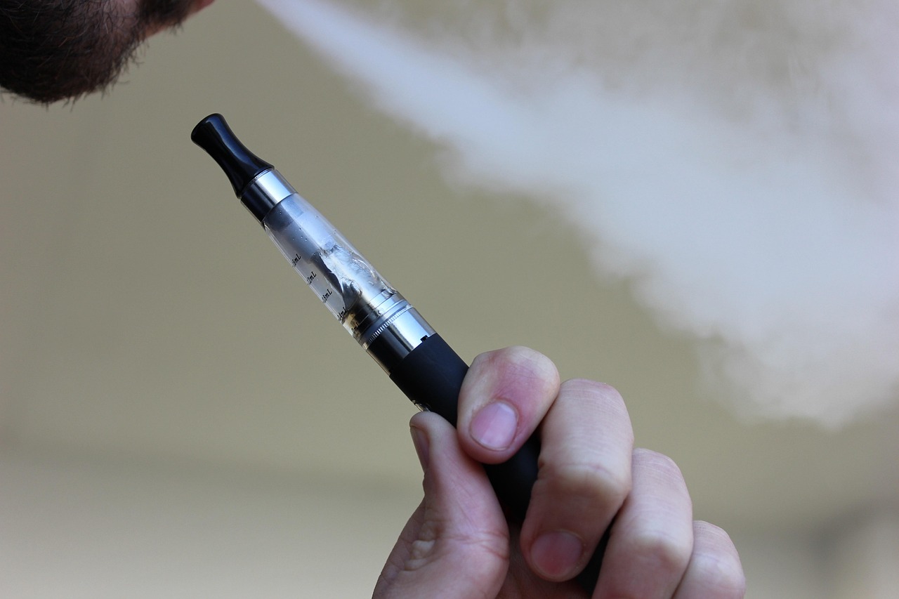 Ein Mann hält einen Vaping Pen | Quelle: Pixabay