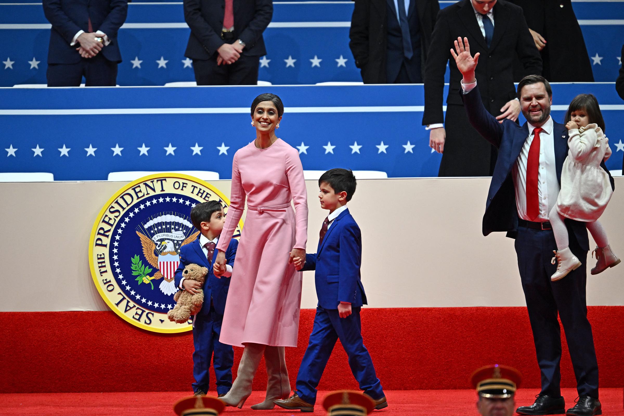 US-Vizepräsident J.D. Vance, Usha Vance und ihre drei Kinder betreten die Bühne der Capital One Arena in Washington, D.C., am 20. Januar 2025 | Quelle: Getty Images