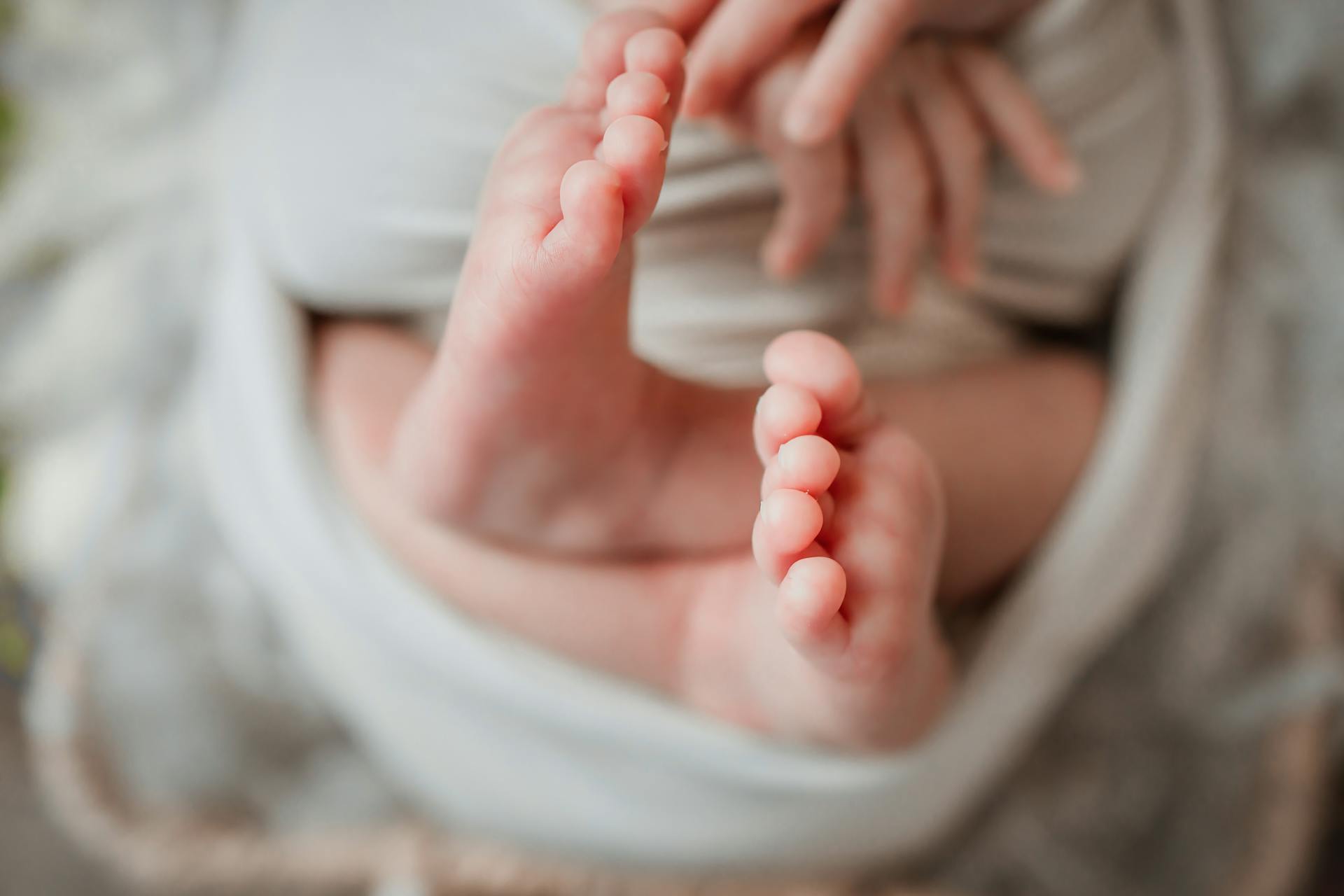 Die Füße und Finger eines neugeborenen Babys | Quelle: Pexels