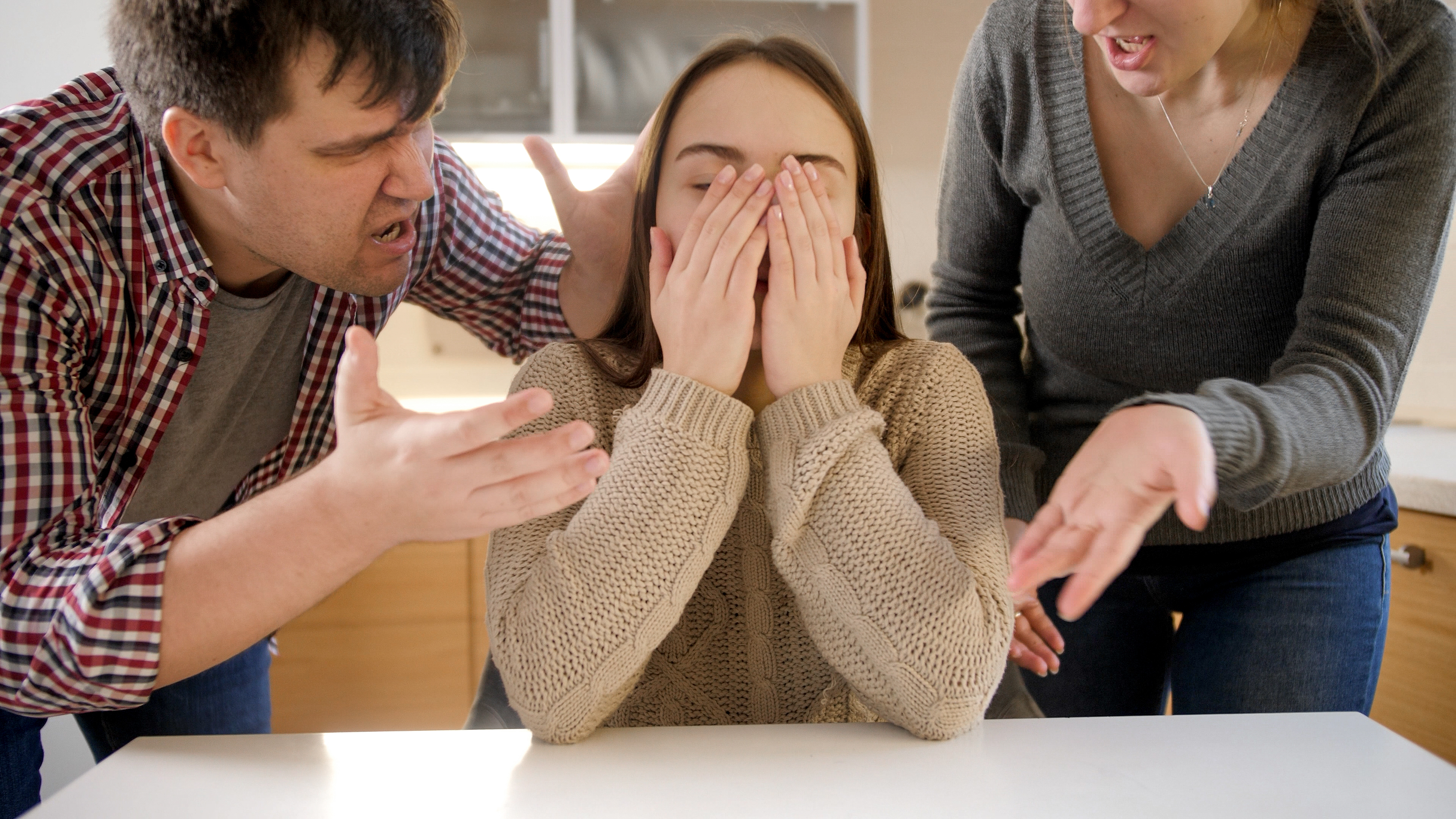 Ein weinendes Mädchen im Teenageralter nach einem Konflikt mit ihren Eltern | Quelle: Shutterstock