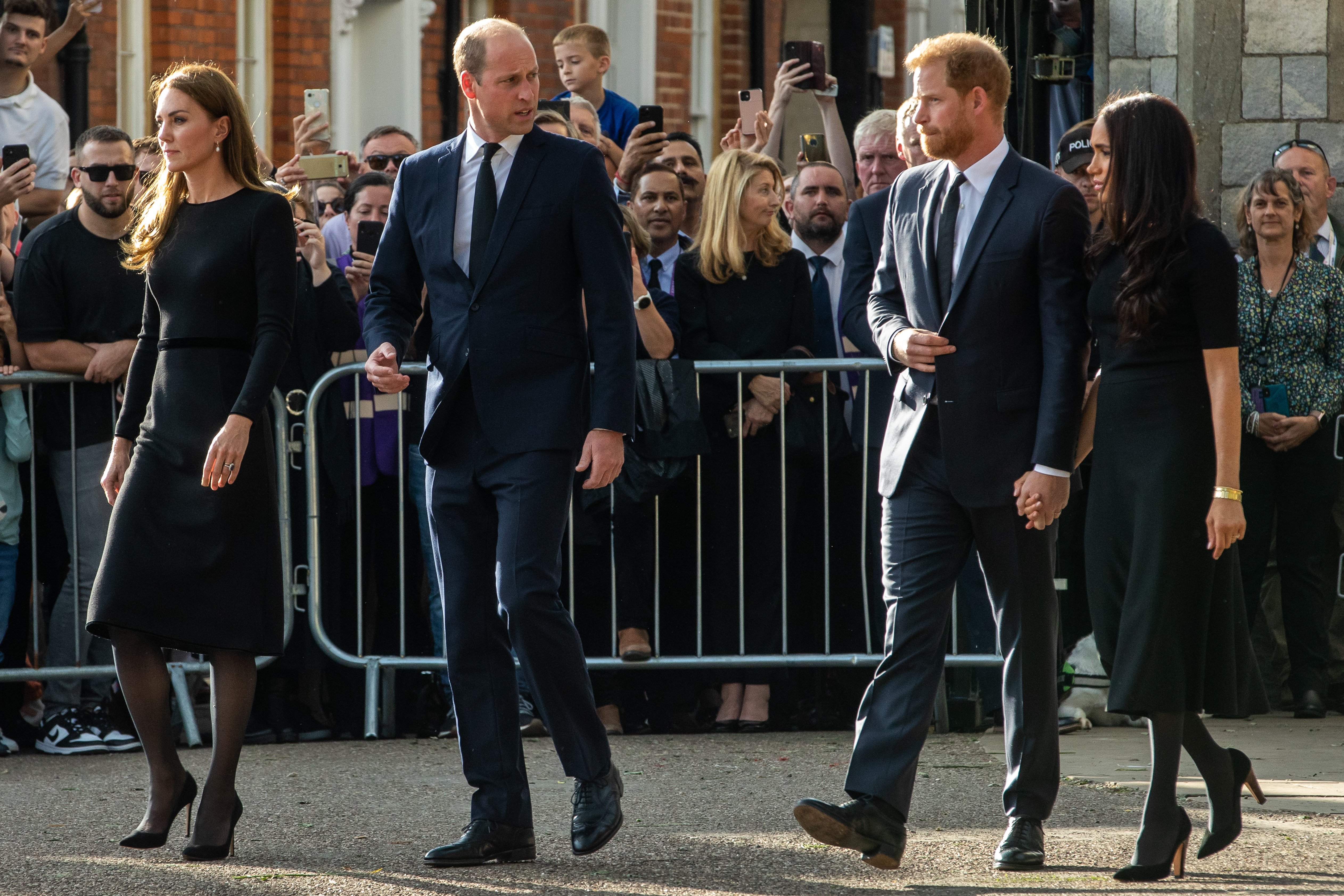 Prinz William und Catherine, der neue Prinz und die neue Prinzessin von Wales, begrüßen die Besucher in Begleitung von Prinz Harry und Meghan, dem Herzog und der Herzogin von Sussex, am 10. September im Windsor | Quelle: Getty Images