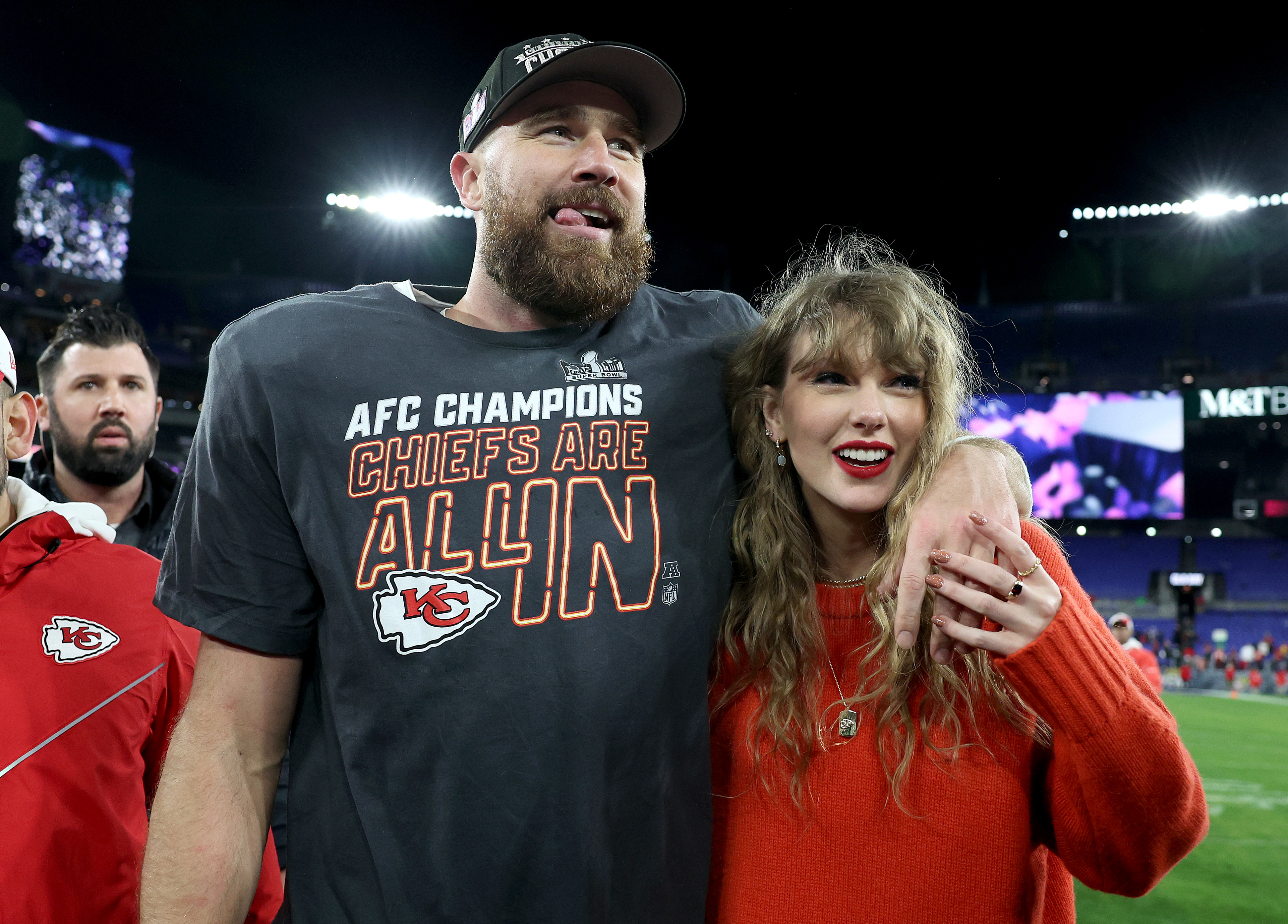 Travis Kelce #87 der Kansas City Chiefs feiert mit Taylor Swift nach einem 17:10-Sieg gegen die Baltimore Ravens am 28. Januar 2024 in Baltimore, Maryland | Quelle: Getty Images