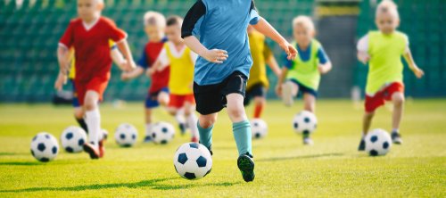 Kinder spielen Fußball | Quelle: Shutterstock