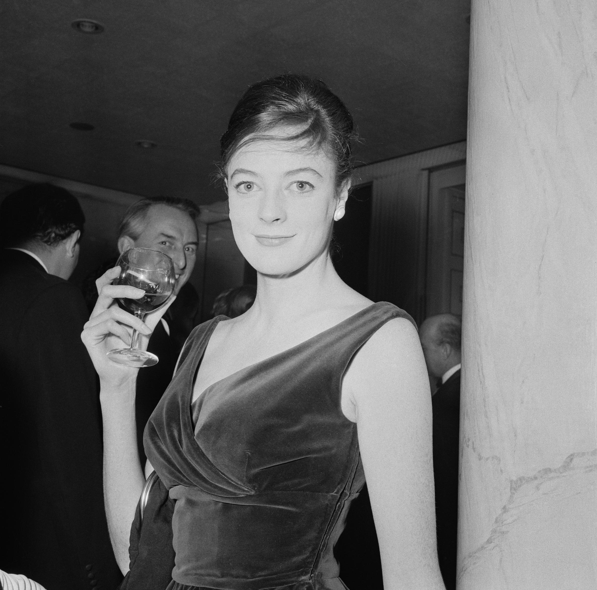 Maggie Smith bei den Evening Standards Drama Awards am 26. Januar 1960 in London, England. | Quelle: Getty Images