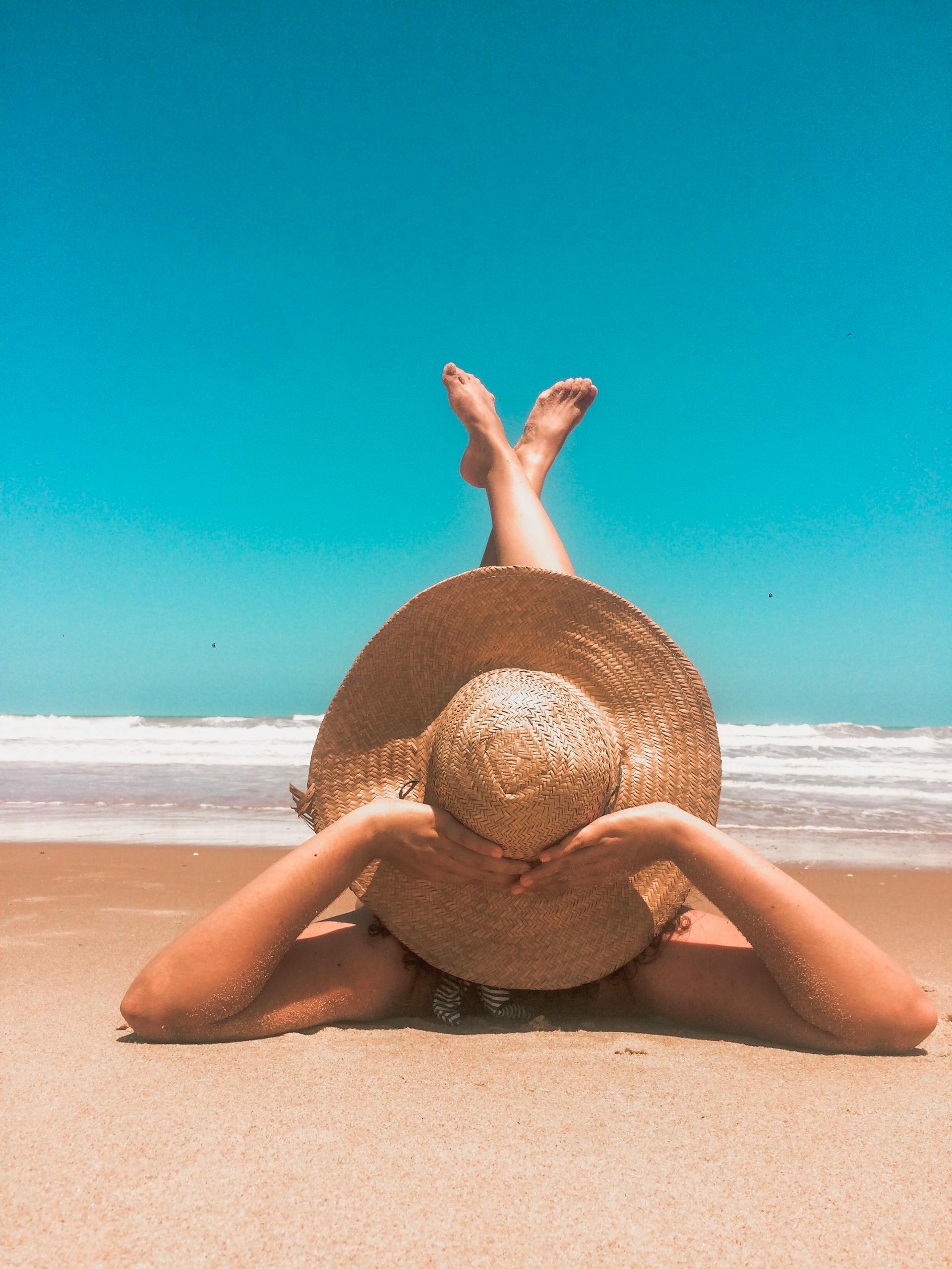 Eine Frau, die sich am Strand entspannt | Quelle: Pexels