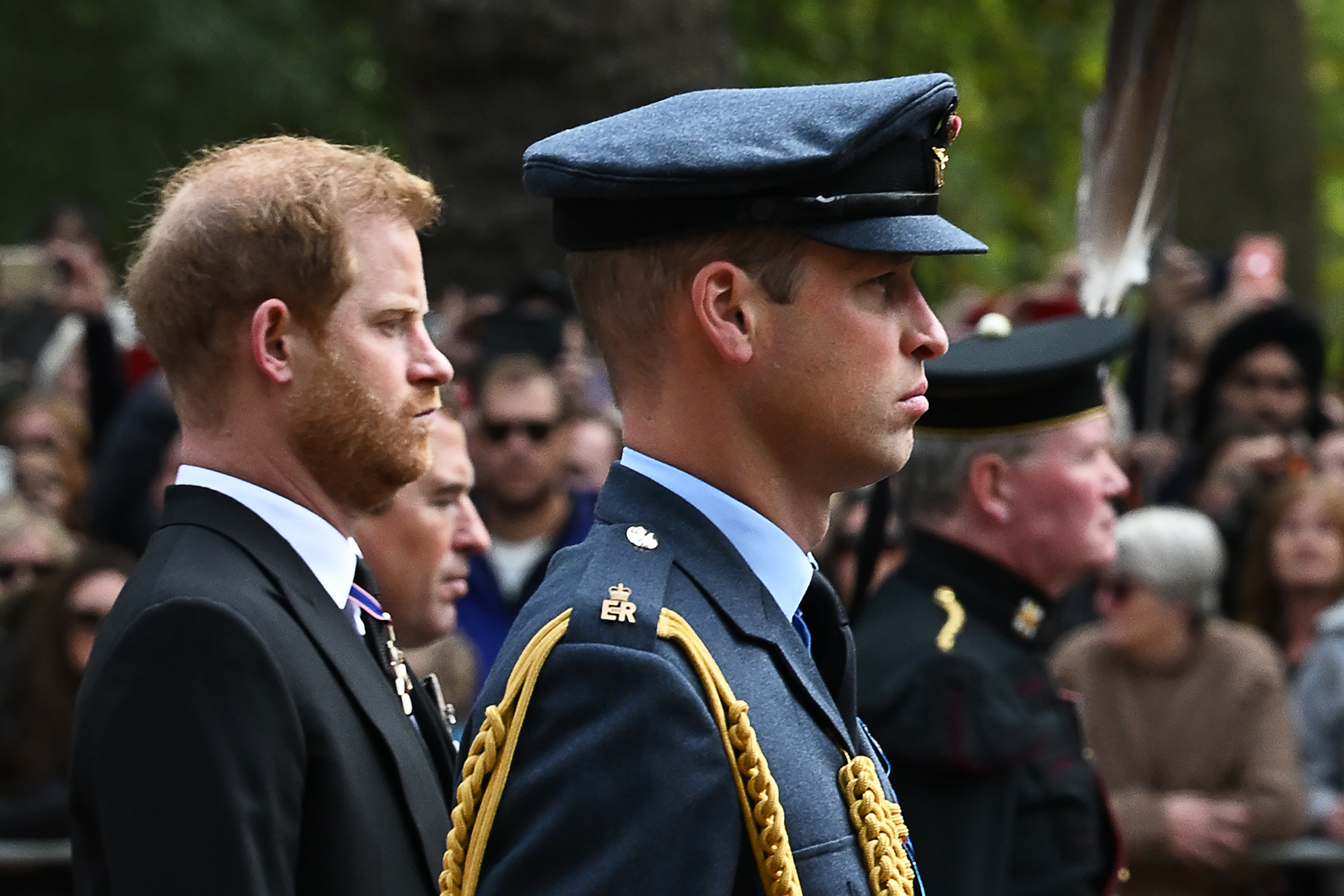 Prinz Harry und Prinz William folgen dem Sarg der verstorbenen Königin Elisabeth II. in London, England am 19. September 2022 | Quelle: Getty Images