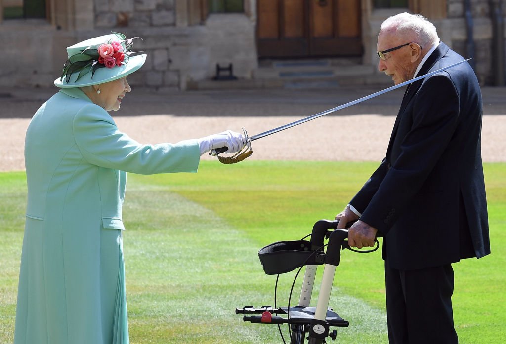 Königin Elizabeth II. Verleiht Kapitän Sir Thomas Moore am 17. Juli 2020 in Windsor, England, die Ehre des Rittertums in Windsor Castle. (Foto von Pool / Max Mumby) I Quelle: Getty Images