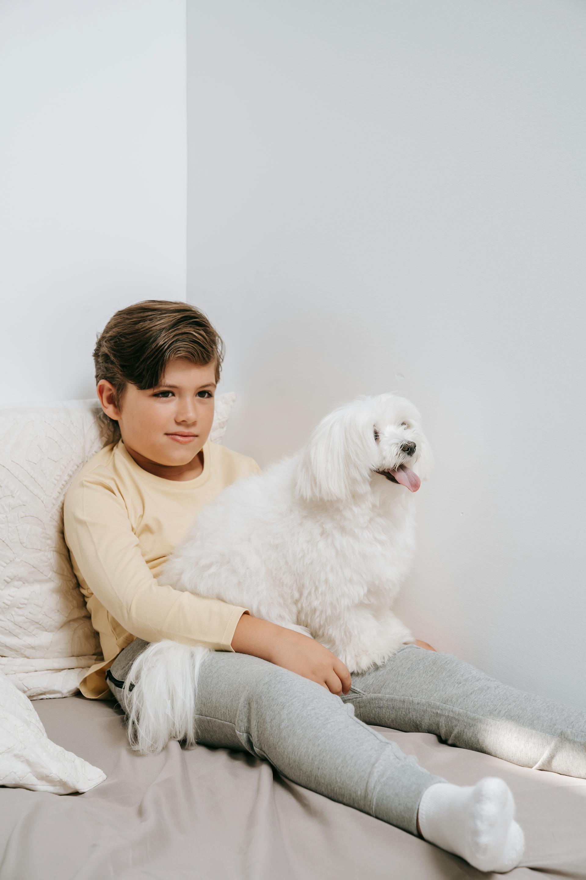 Ein Junge auf einem Bett | Quelle: Pexels