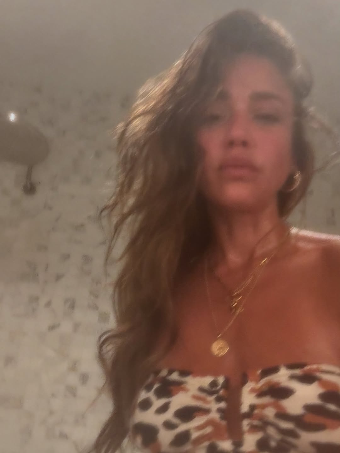 Jessica Alba in der Sauna in ihrem Urlaub von ihrem Karussell vom 1. Juni 2025 | Quelle: Instagram/jessicaalba