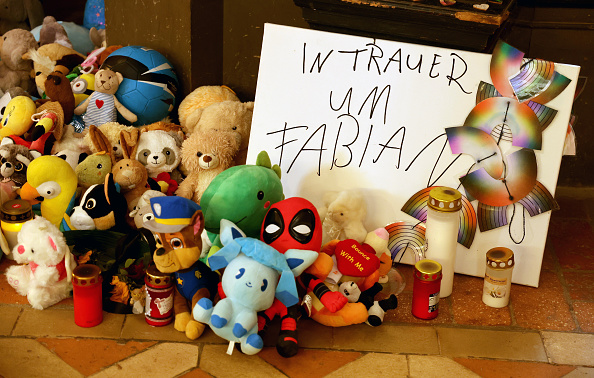 Gedenkkerzen und Kuscheltiere für Fabian in der St.-Marien-Kirche in Güstrow, November 2025 | Quelle: Getty Images