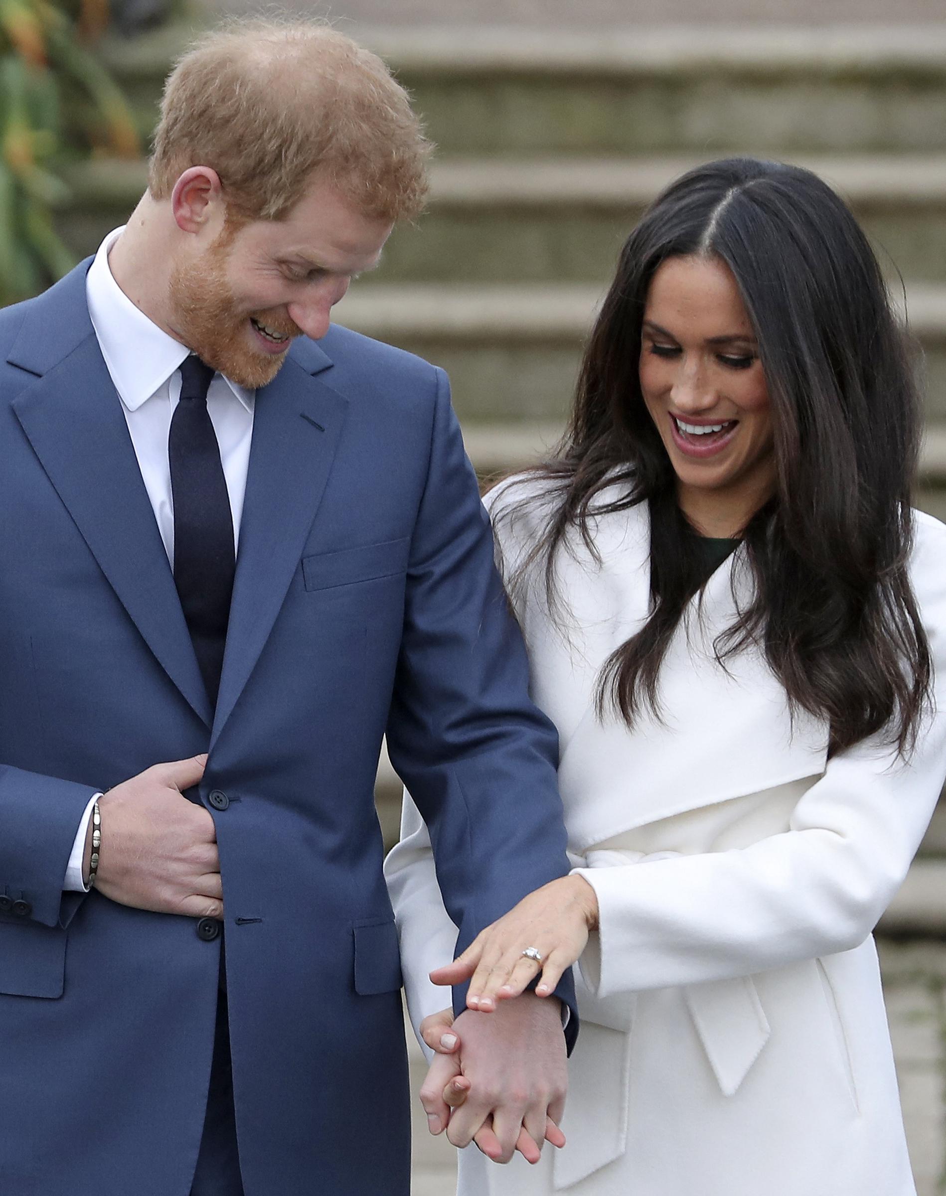 Harry und Meghan gaben am 27. November 2017 im Kensington Palace ihre Verlobung bekannt. Dabei trug Meghan einen Diamantring, in den Steine aus Prinzessin Dianas persönlicher Schmuckkollektion eingefasst waren. | Quelle: Getty Images