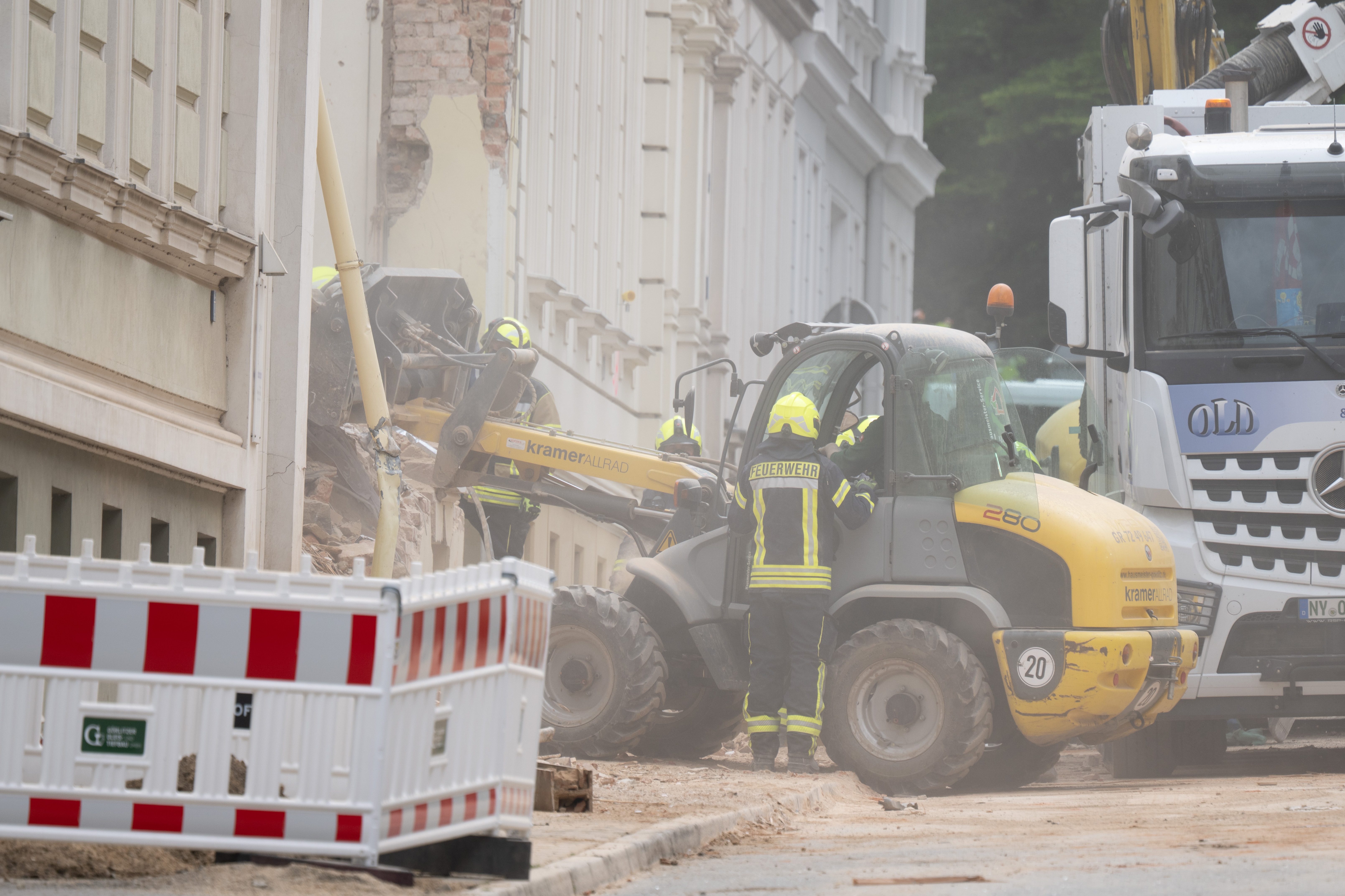 Feuerwehrleute arbeiten sich am 21. Mai 2026 durch die Trümmer des eingestürzten Hauses | Quelle: Getty Images