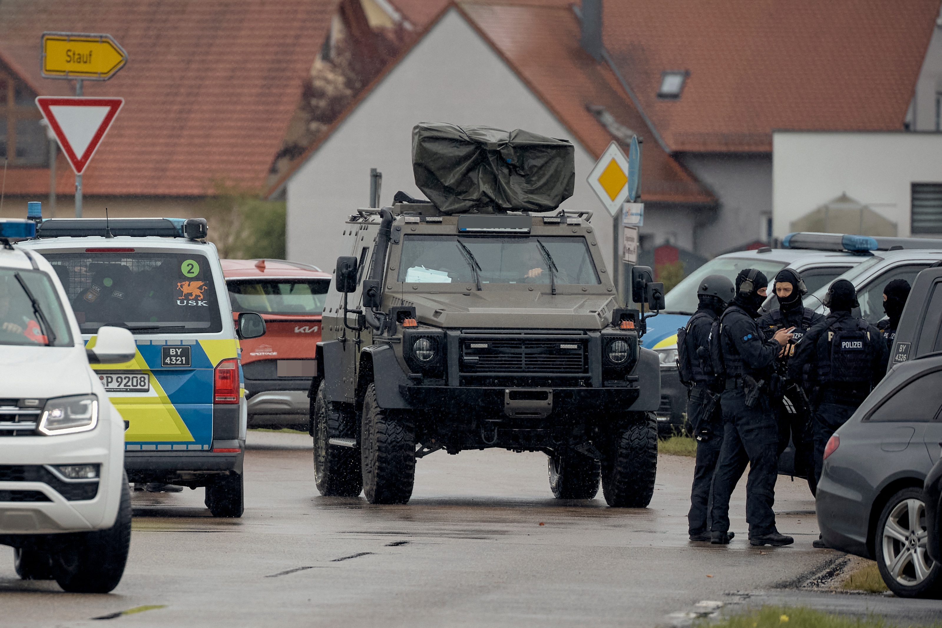 Polizeispezialkräfte sind in Berngau (Landkreis Neumarkt in der Oberpfalz) vor Ort, nachdem Geräusche gemeldet wurden, die wie Schüsse klangen. | Quelle: Getty Images