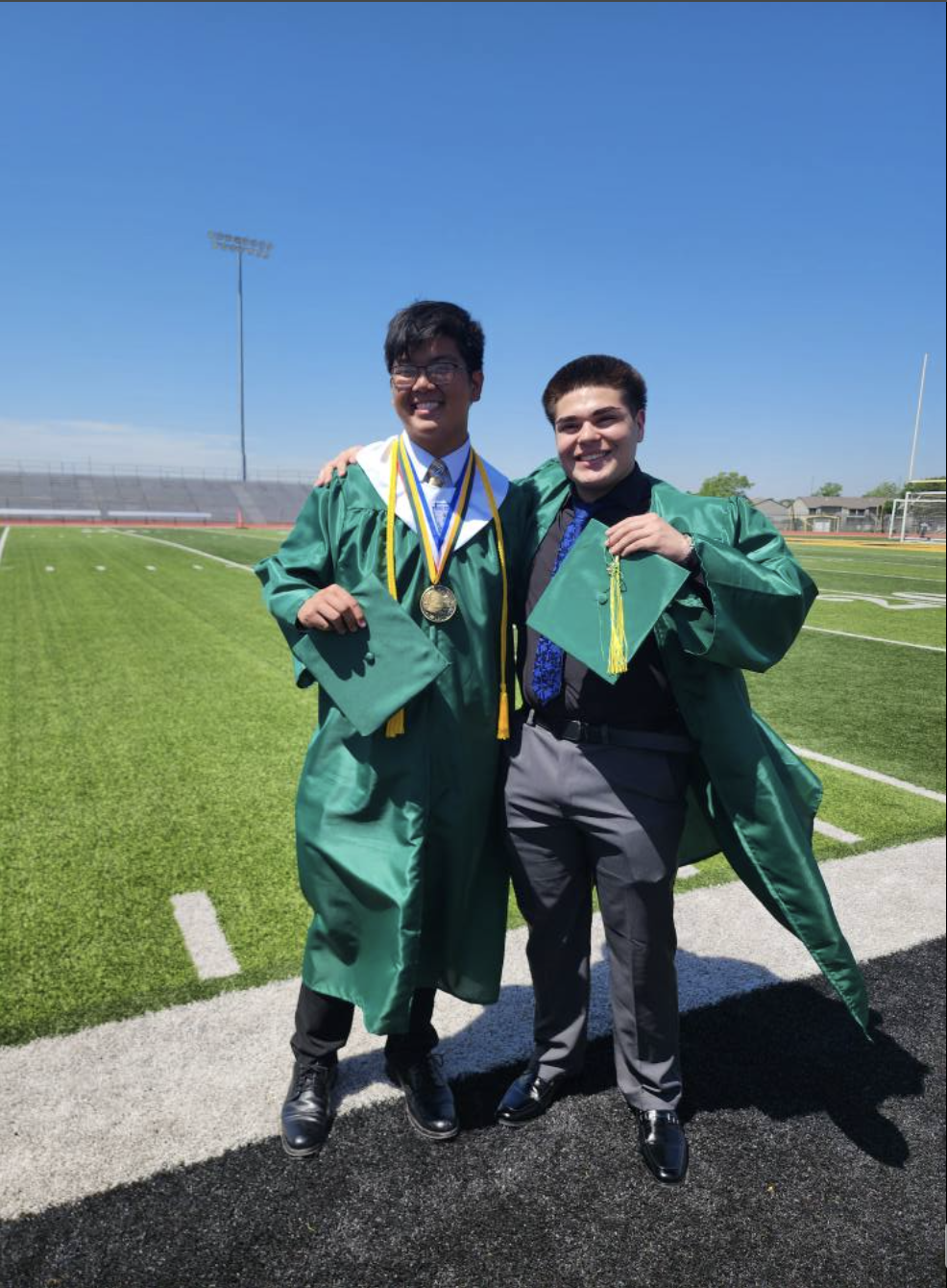 Austin Tran und sein Freund Hector am Tag ihres Schulabschlusses, datiert auf den 15. Mai 2025 | Quelle: Facebook/anntravels2