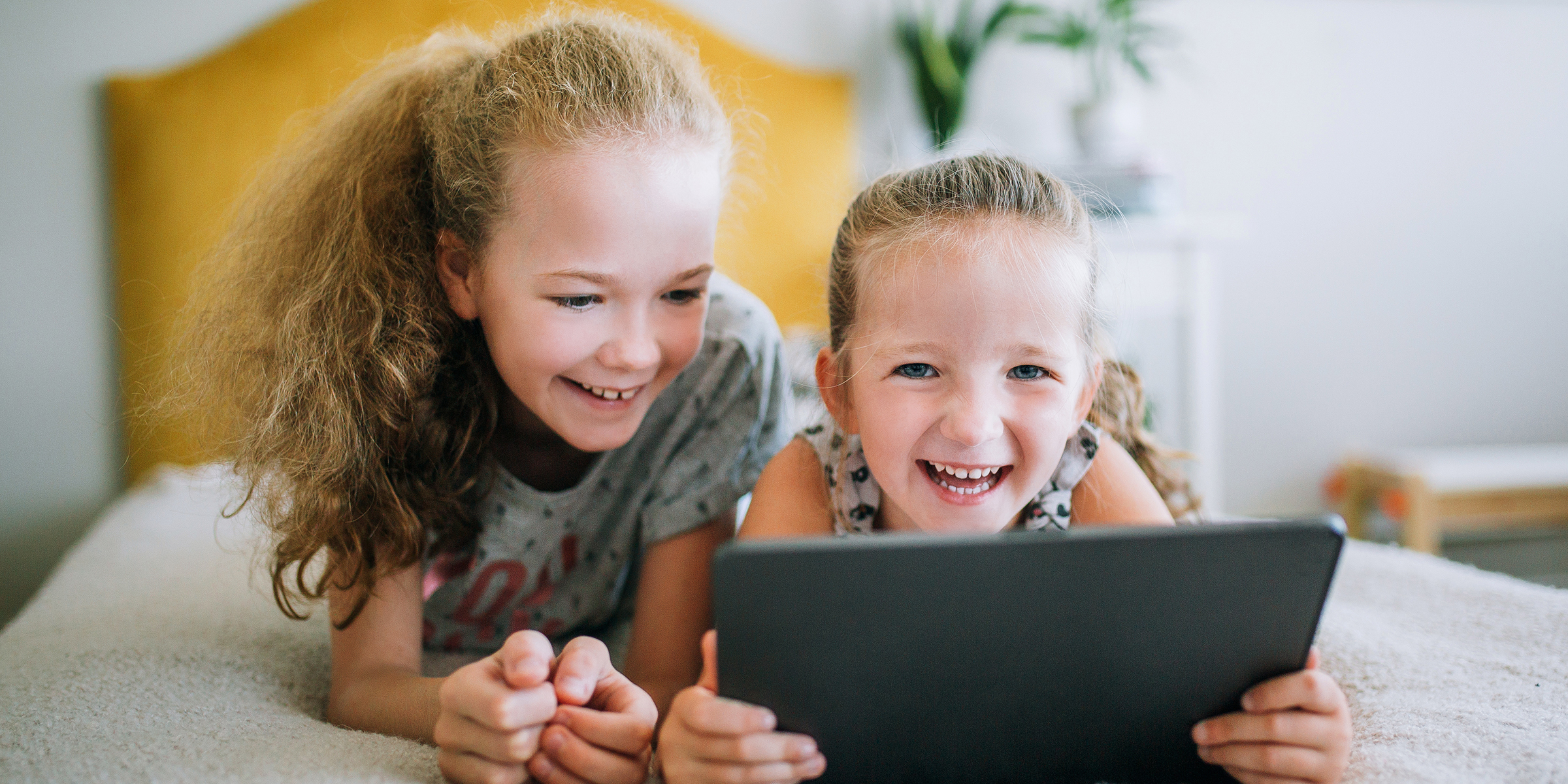Kinder spielen mit einem iPad | Quelle: Shutterstock