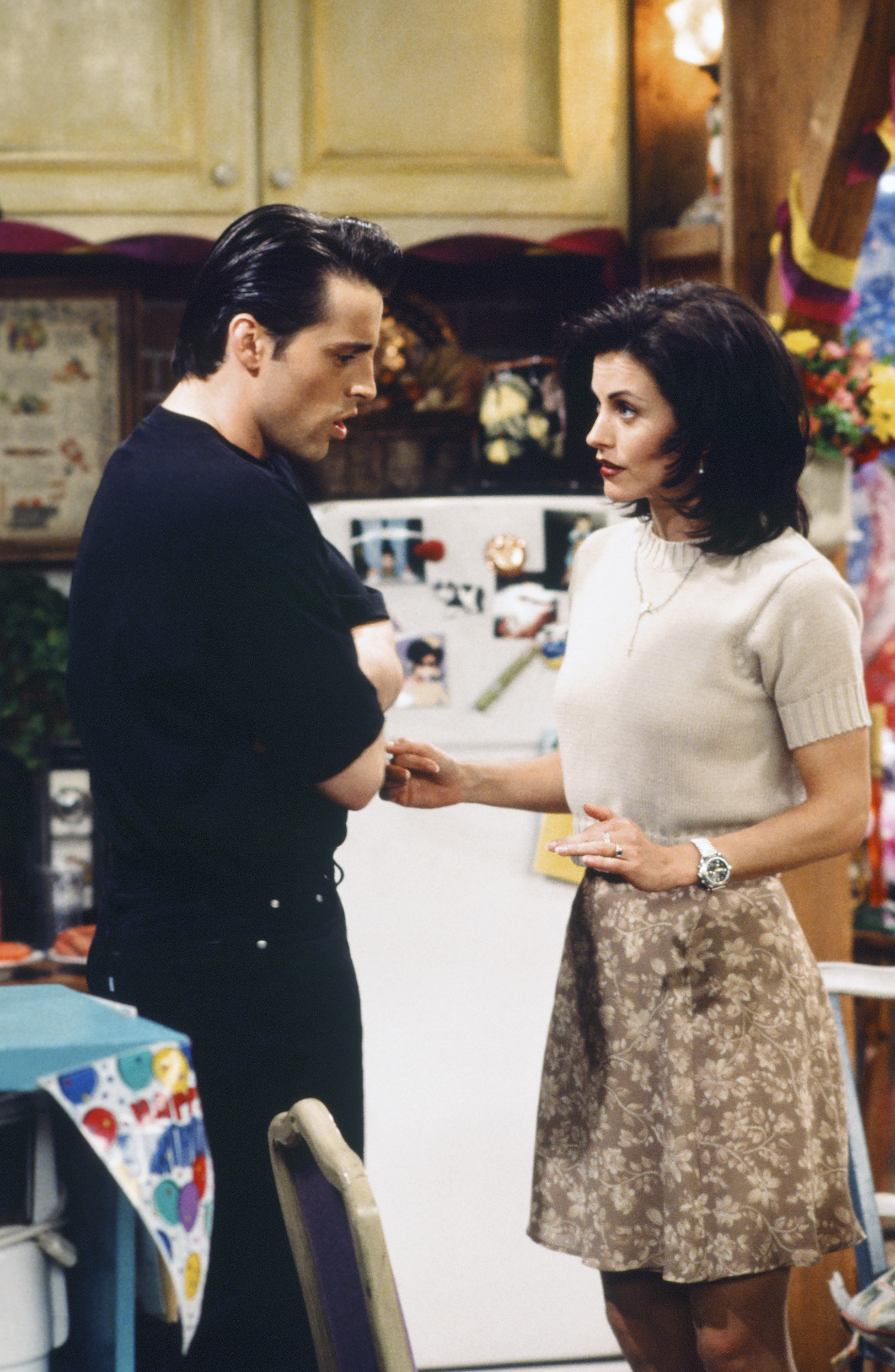 Matt LeBlanc und Courteney Cox bei den Dreharbeiten zur ersten Staffel von "Friends", ca. 1995. | Quelle: Getty Images