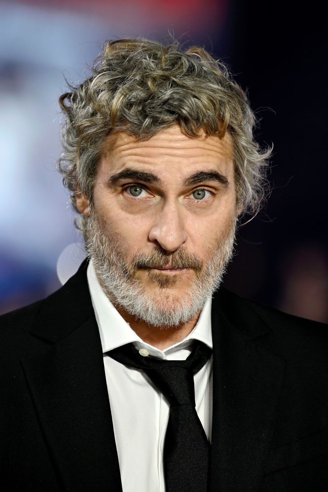 Bei der Londoner Premiere von "Napoleon" im Jahr 2023 hatte Joaquin Phoenix einen auffälligen Auftritt. Er nahm seine Rolle mit großer Intensität an und die Fans warteten gespannt auf seine neueste historische Darstellung. | Quelle: Getty Images