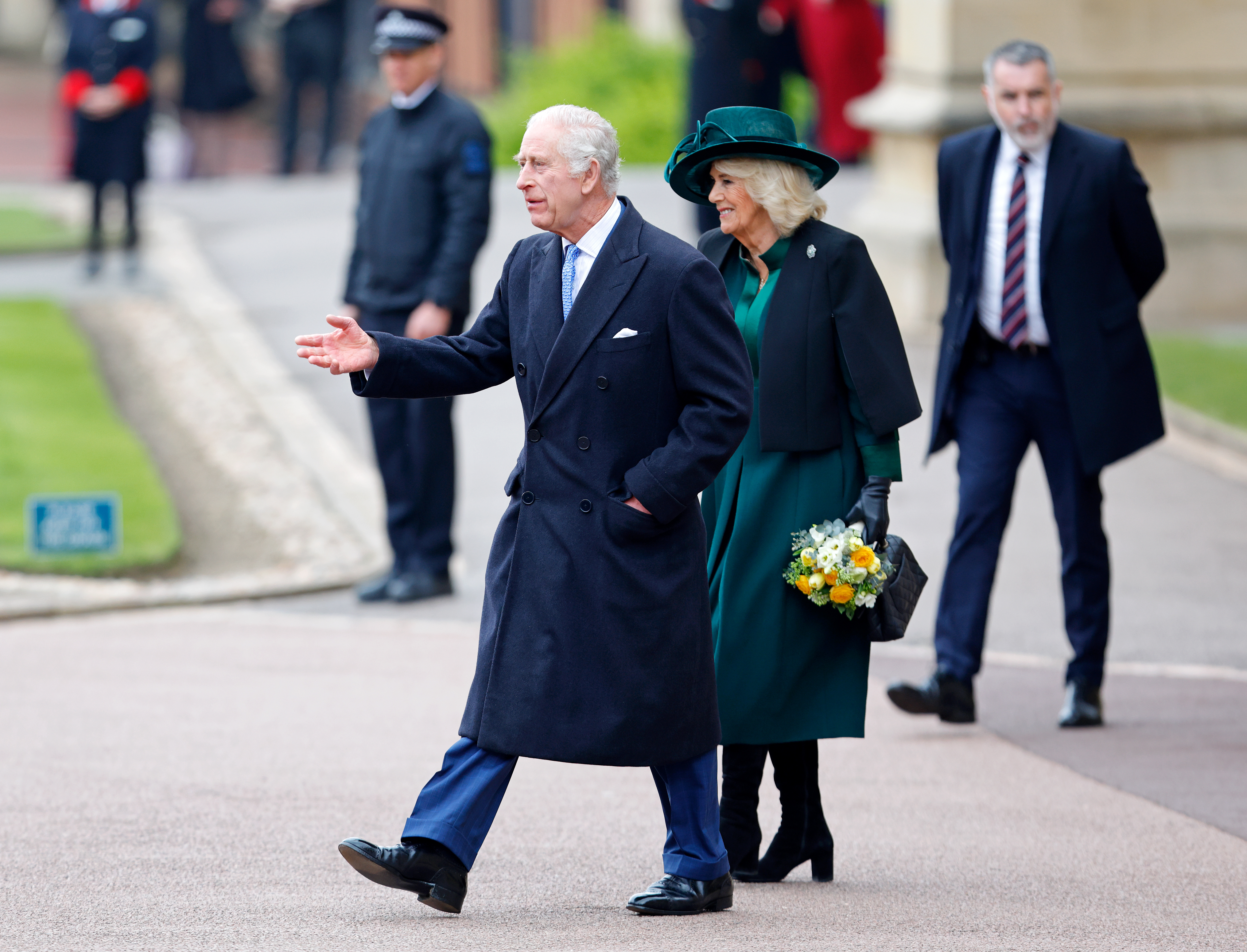 König Charles III. und Königin Camilla besuchen den Gottesdienst am Ostersonntag in der St. George's Chapel, Windsor Castle am 31. März 2024 in Windsor, England. | Quelle: Getty Images