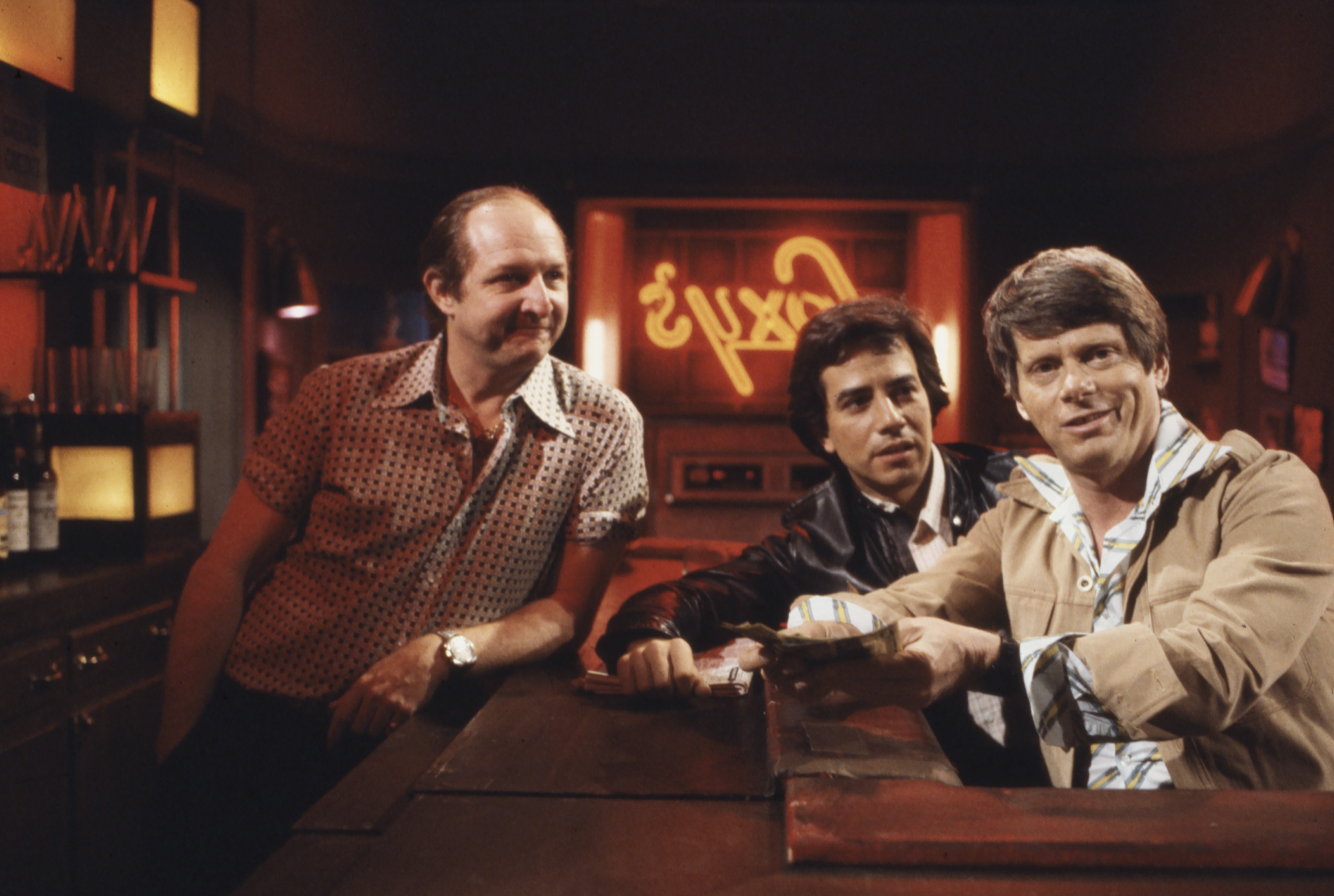 Paul Avery wurde 1981 zusammen mit seinen Schauspielkollegen Vasili Bogazianos und Robert Morse während einer Folge von „All My Children“ fotografiert | Quelle: Getty Images