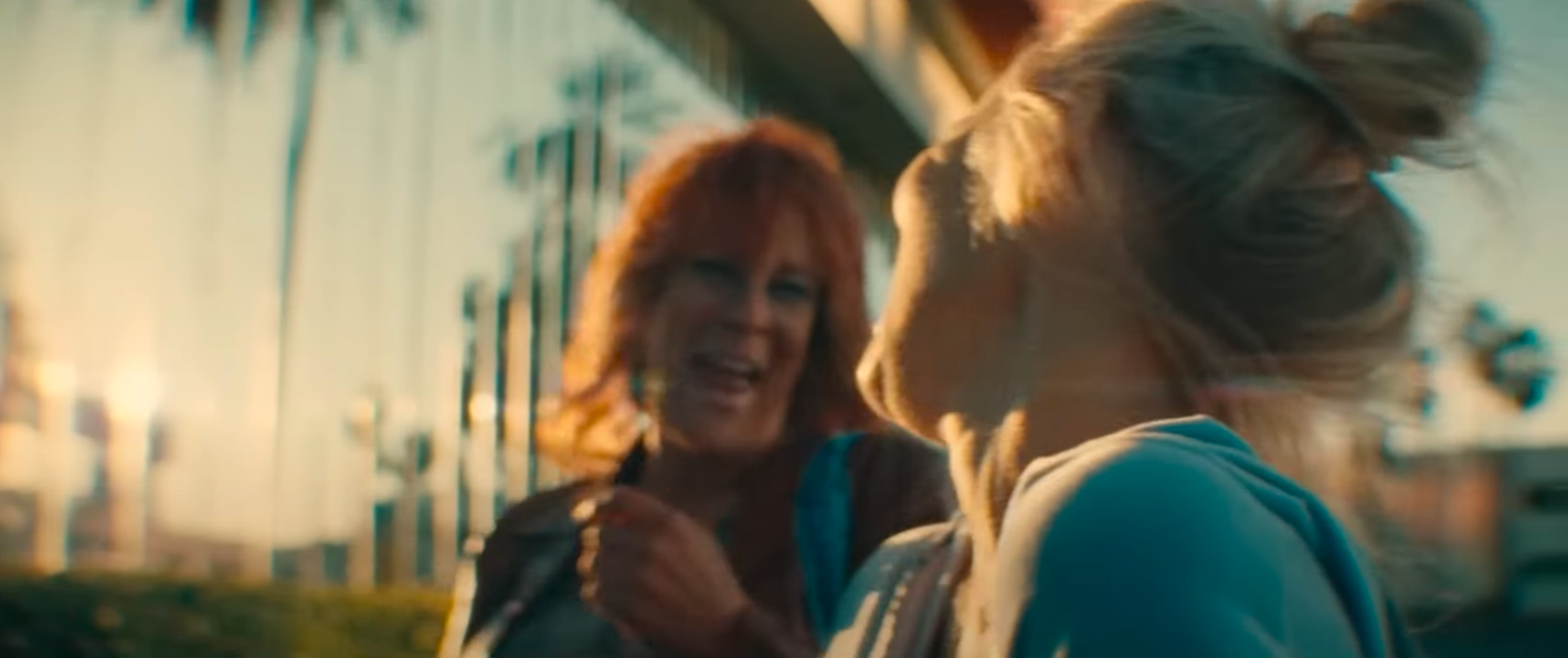 Jamie Lee Curtis und Pamela Anderson als Shelley bzw. Annette. | Quelle: YouTube/RoadsideFlix