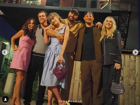 Miranda und Summitt Hogue, Taylor Swift, Travis Kelce und Patrick und Brittany Mahomes posieren für ein Foto, gepostet am 16. Juli 2024 | Quelle: Instagram/summitthogue