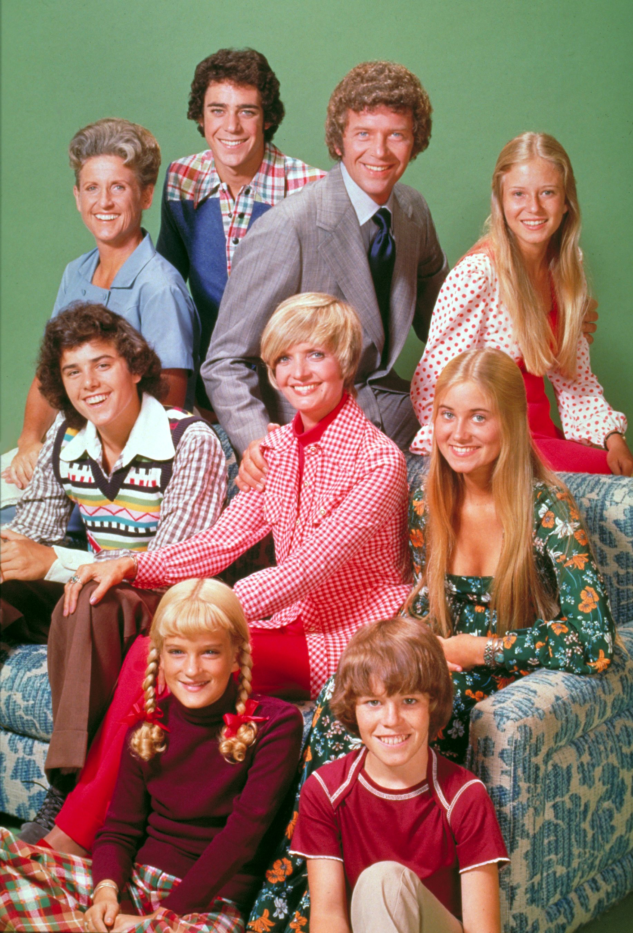 (Von der oberen Reihe): Ann B. Davis, Barry Williams, Robert Reed, Eve Plumb; (Mittlere Reihe): Christopher Knight, Florence Henderson, die Schauspielerin; (untere Reihe): Susan Olsen, und Mike Lookinland am Set von "The Brady Bunch", 1973 | Quelle: Getty Images