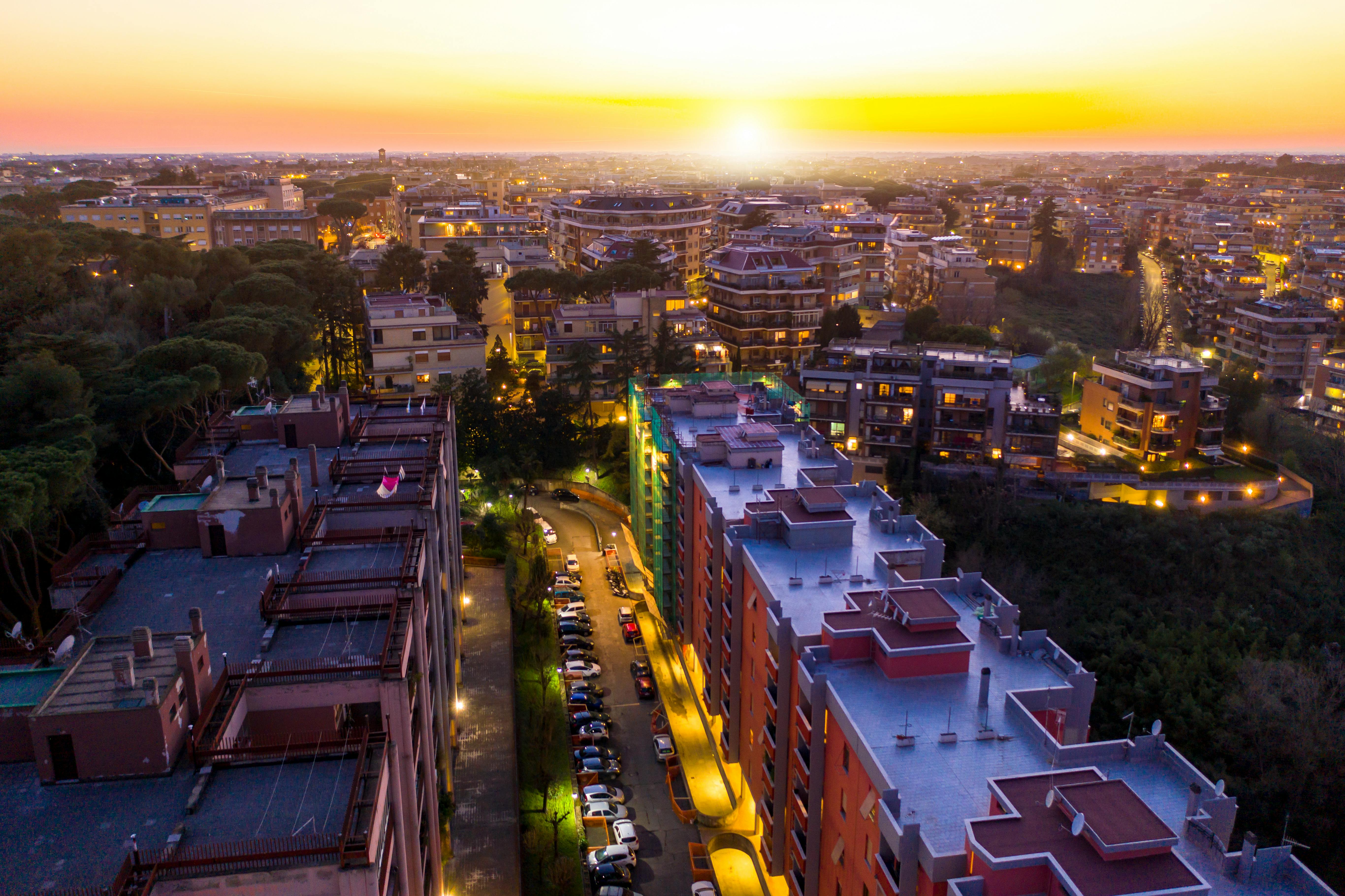 Ein Sonnenuntergang über einem von Wohnblocks dominierten Viertel | Quelle: Pexels