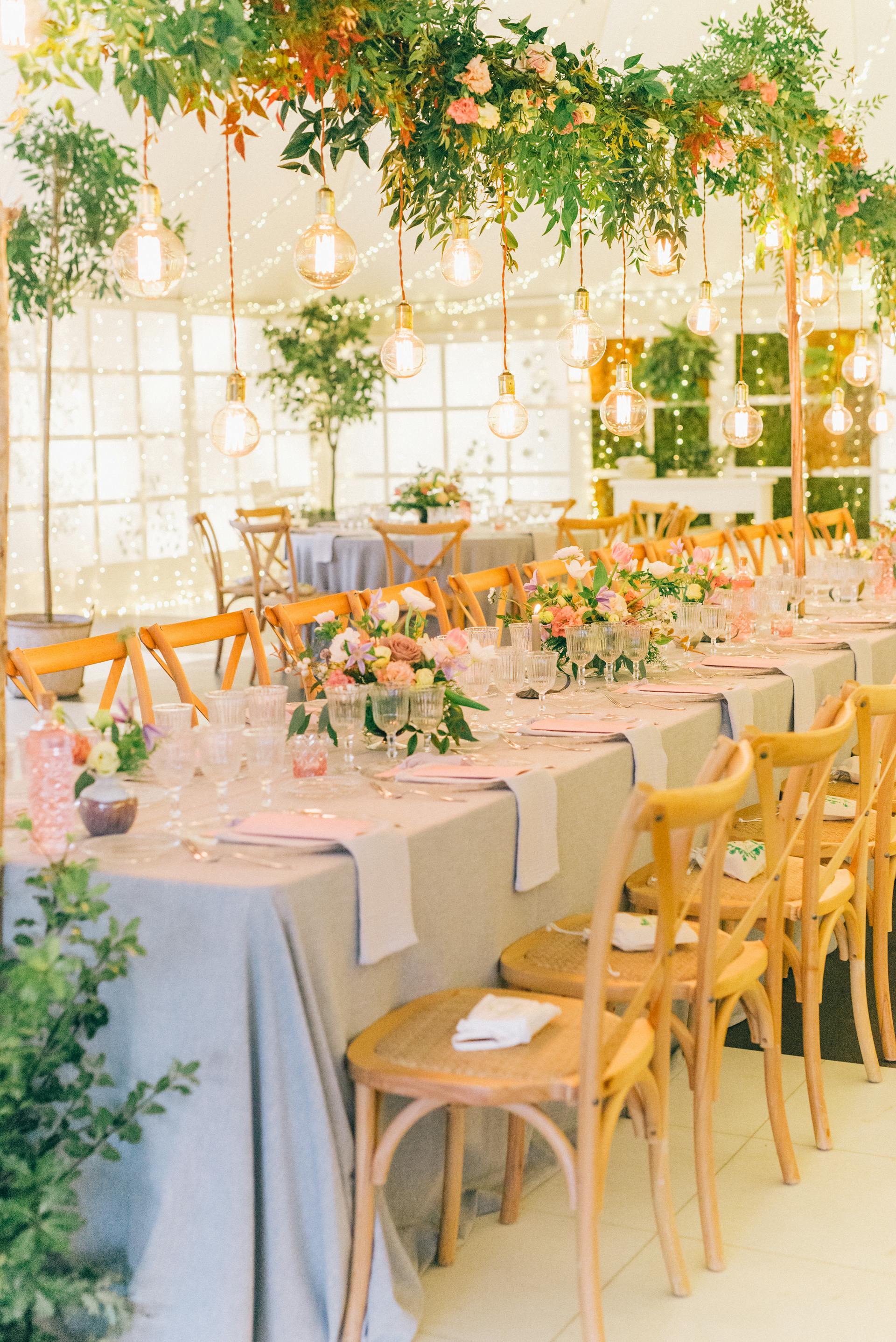 Ein Partytisch mit Blumenarrangements | Quelle: Pexels