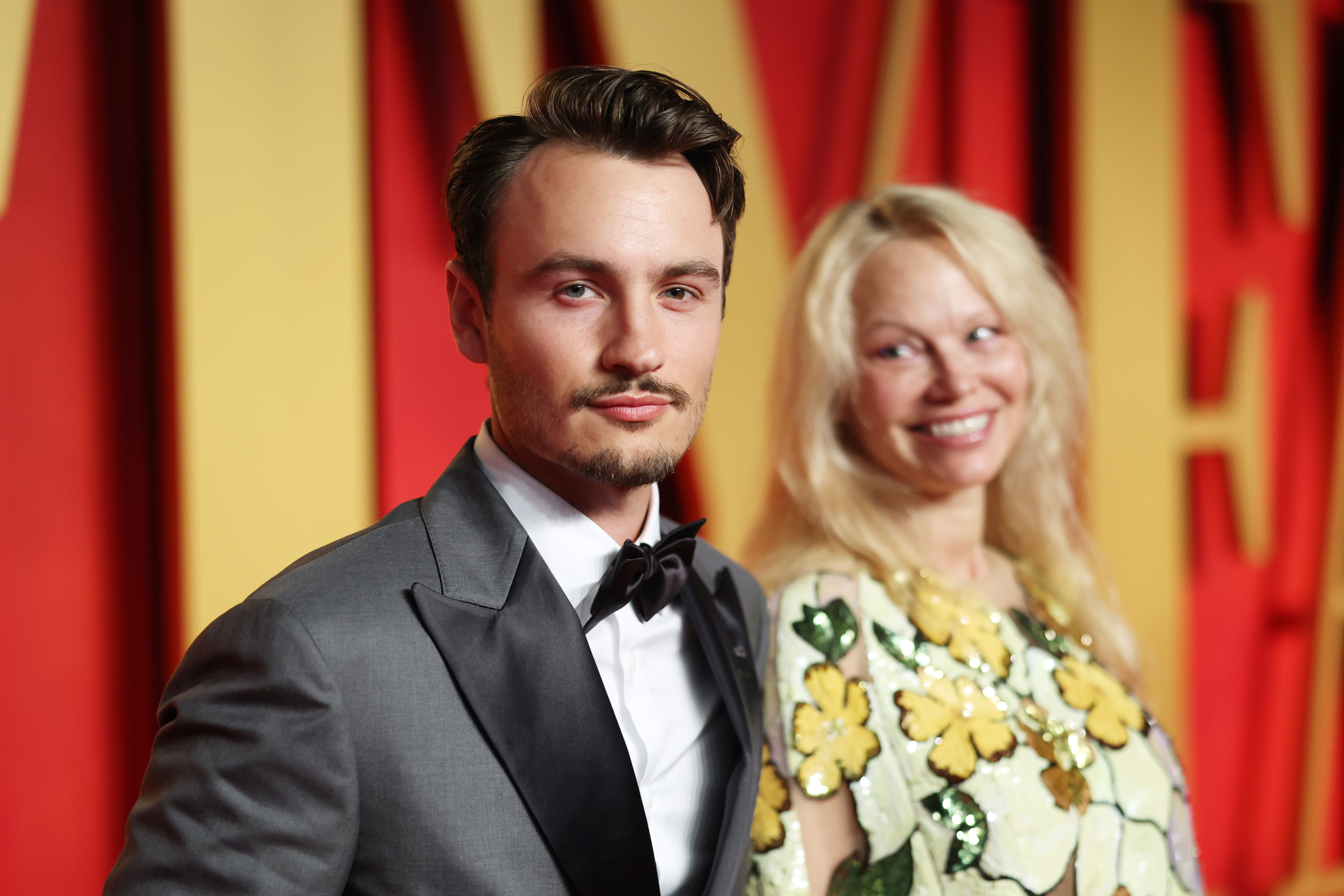 Pamela Anderson sieht Brandon Thomas Lee auf der Vanity Fair Oscar Party 2024 in Beverly Hills, Kalifornien, am 10. März 2024 | Quelle: Getty Images