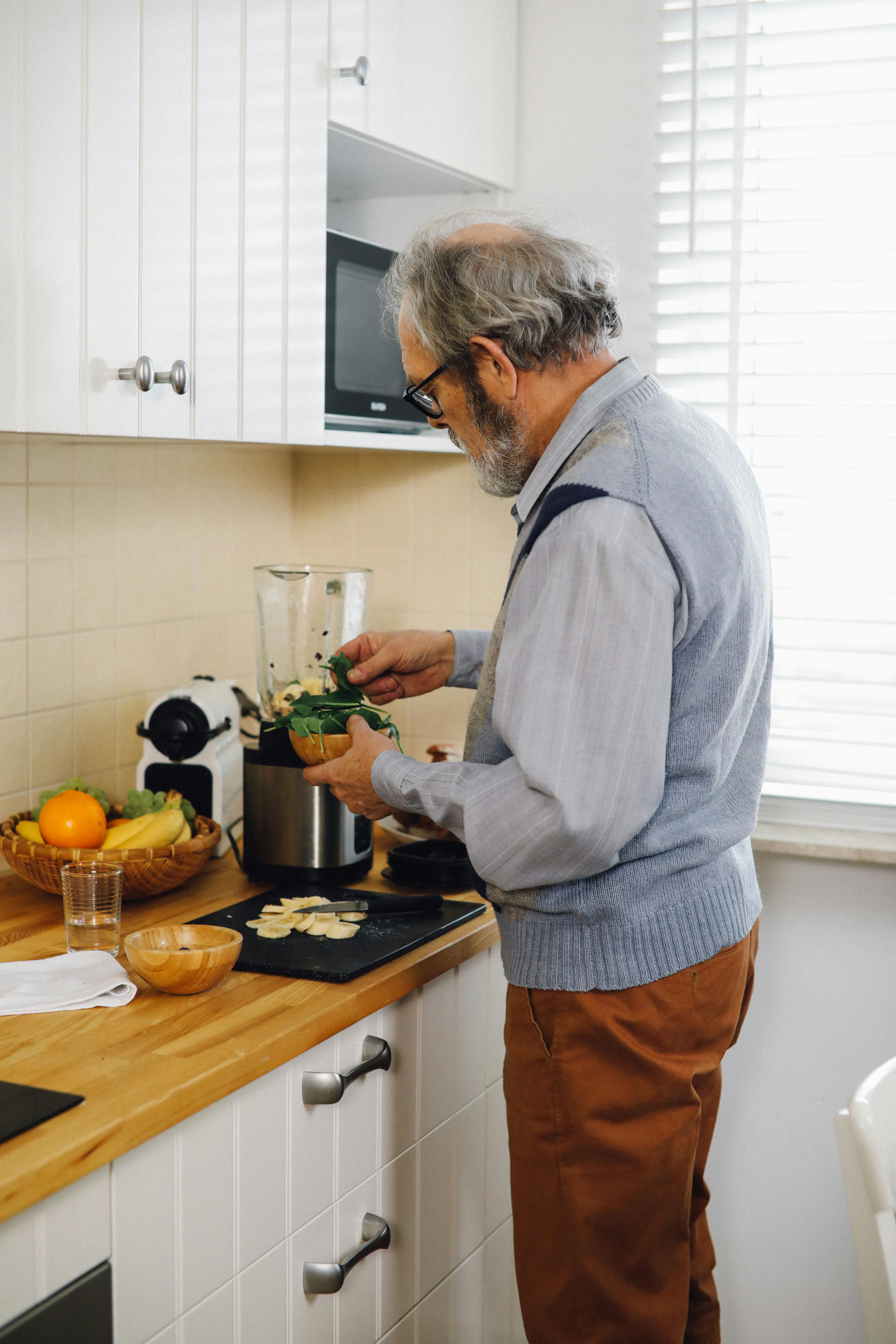 Ein älterer Mann beim Kochen | Quelle: Pexels