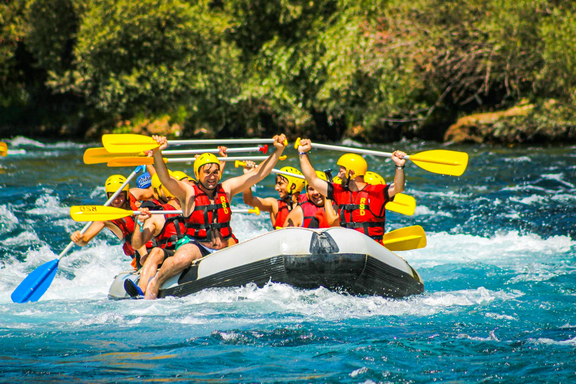 Eine Gruppe von Menschen beim Rafting | Quelle: Pexels