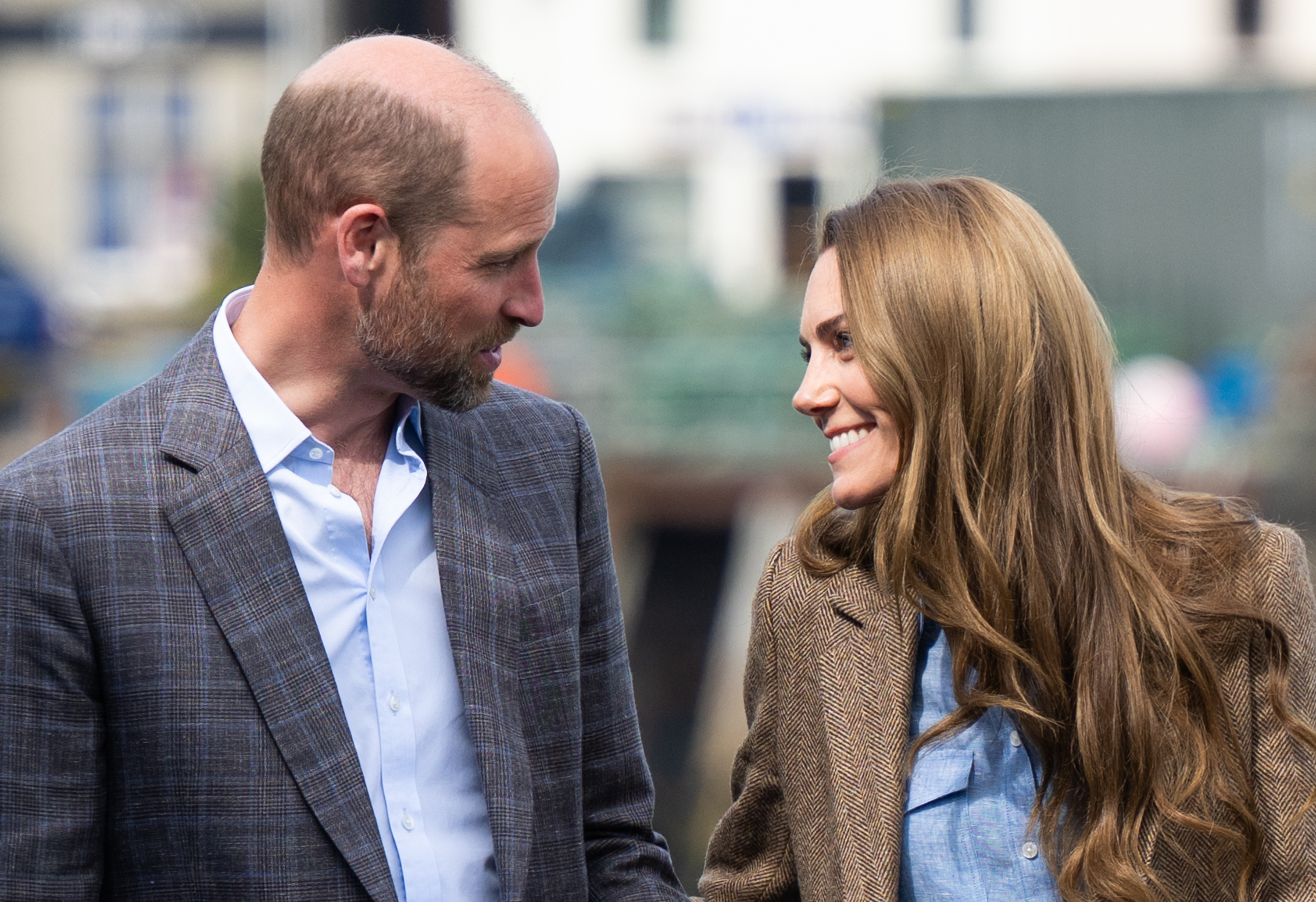 In einem herzlichen Moment lächeln sich William und Catherine bei der Besichtigung von Tobermory zu. Der Besuch war Teil einer zweitägigen Reise über die Isle of Mull und Iona, die darauf abzielte, die Beziehungen zu den ländlichen Gemeinden zu stärken und das lokale Engagement zu fördern.