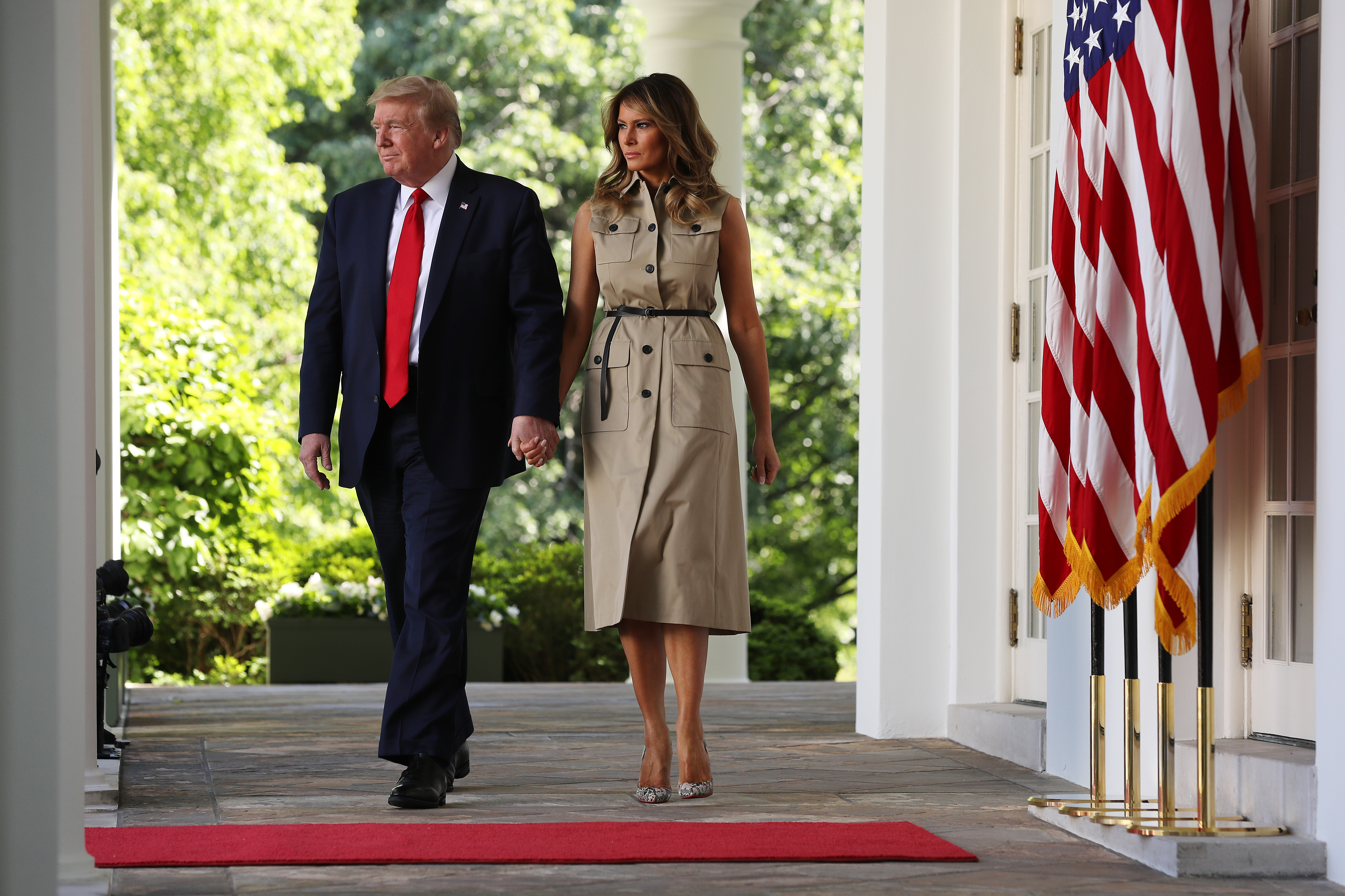 Donald und Melania Trump betreten den Rosengarten des Weißen Hauses für eine Veranstaltung zum Nationalen Gebetstag am 7. Mai 2020 in Washington, DC. | Quelle: Getty Images