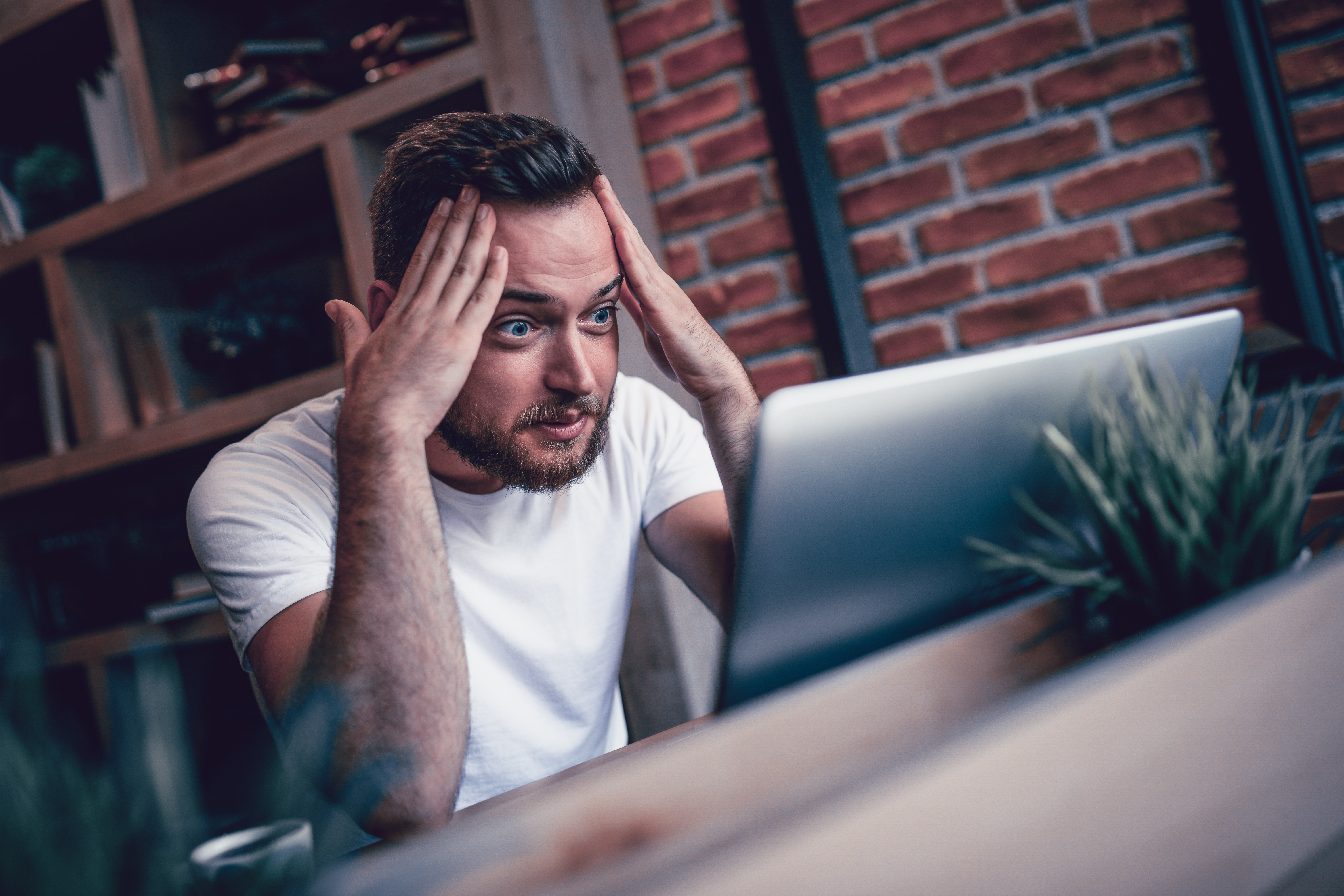 Schockierter Freelancer bei der Arbeit in seinem Lieblingscafé | Quelle: Getty Images