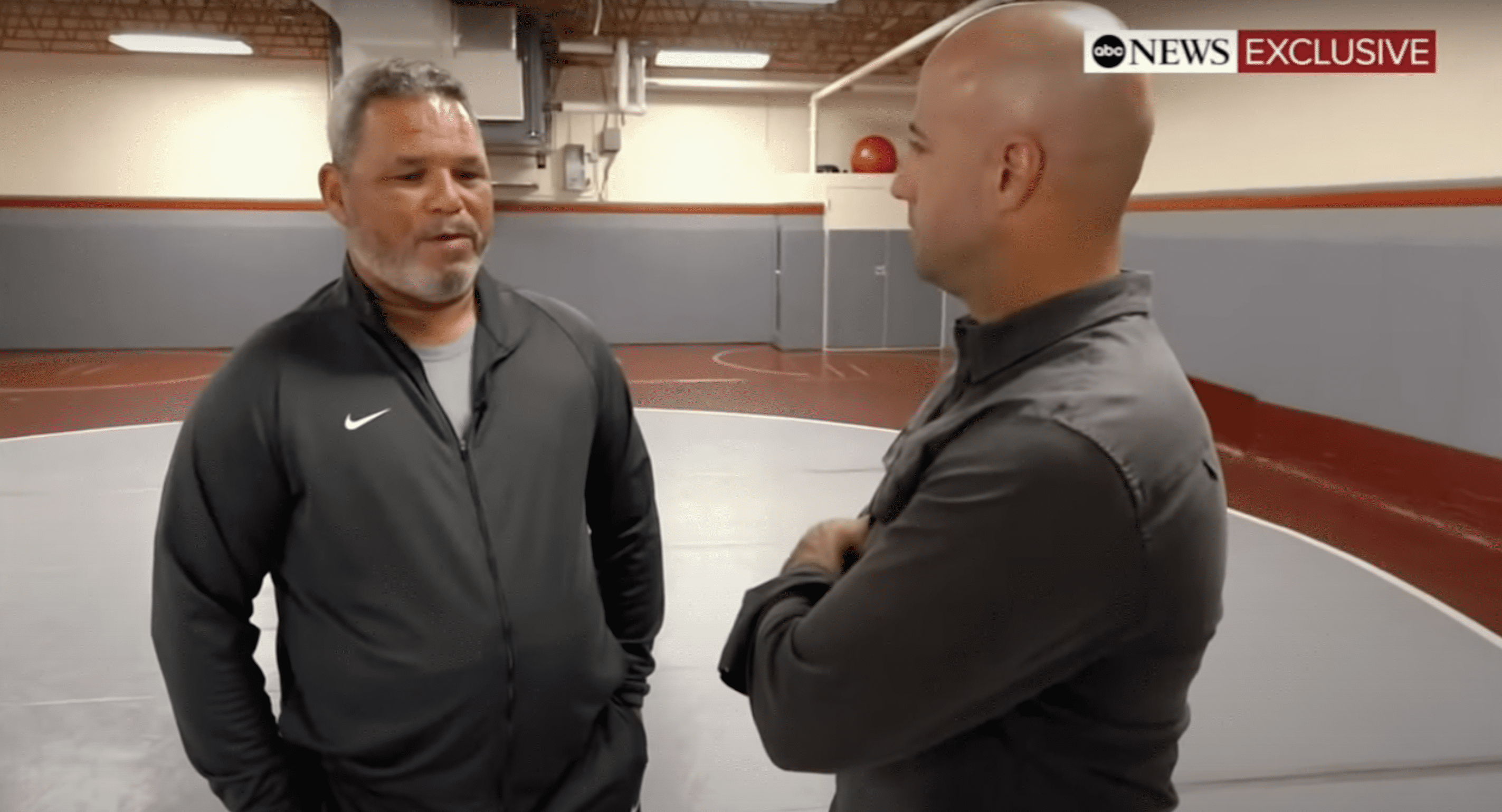 Wrestling-Trainer Jim Zeigler spricht über die Verbindung, die seine Schüler beim Training aufbauen. | Quelle: YouTube.com/NBC News