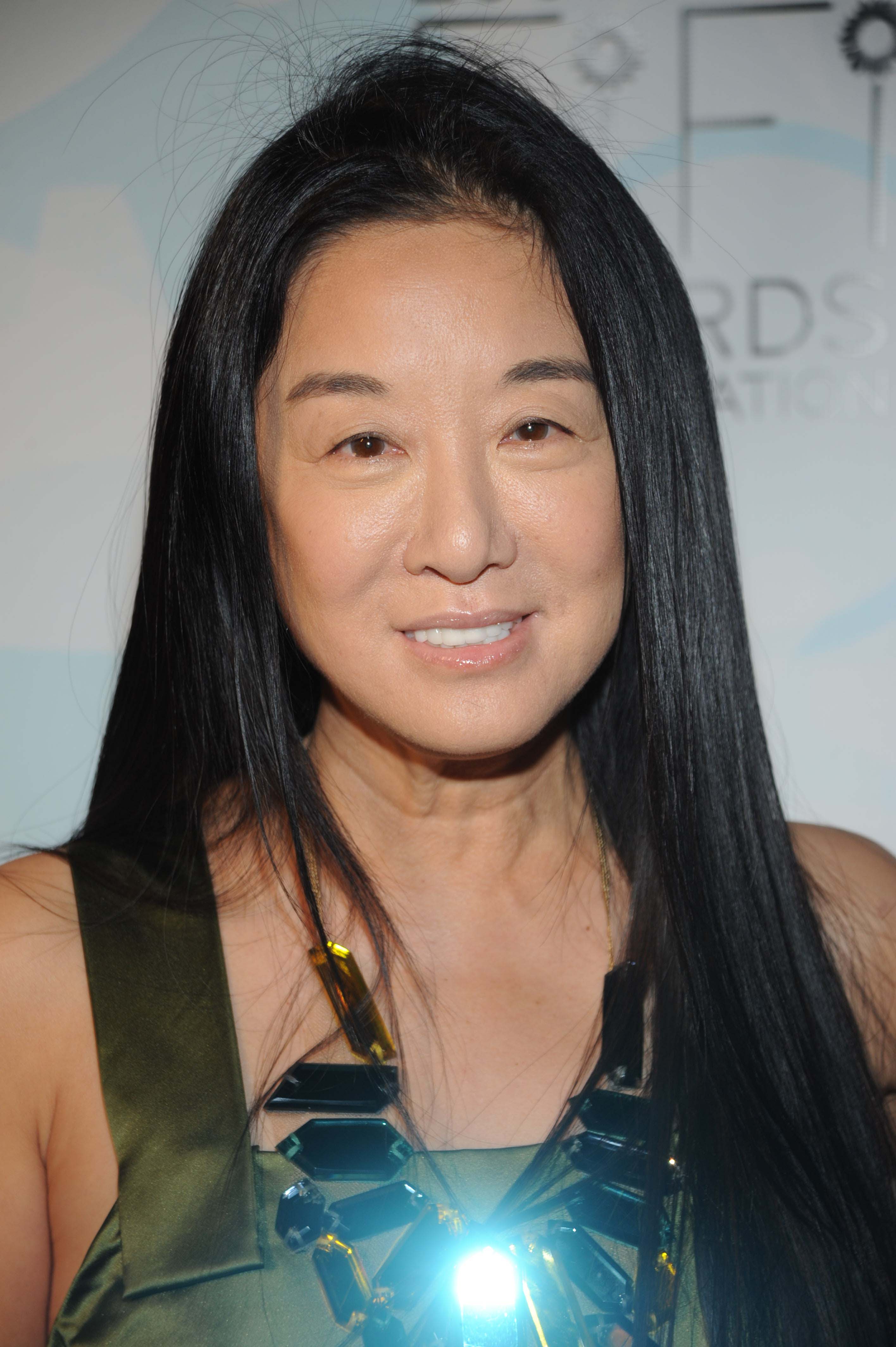 Vera Wang lächelte sanft, als sie am 20. Mai 2008 in New York City bei der 36. Verleihung der jährlichen FiFi Awards in der Park Avenue Armory eintraf. Die Designerin kombinierte ihr glattes, in der Mitte gescheiteltes rabenschwarzes Haar mit einem olivgrünen Satinkleid und einer auffälligen, geometrisch facettierten Statement-Halskette. | Quelle: Getty Images