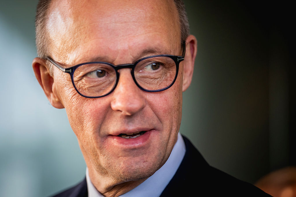 Bundeskanzler Friedrich Merz, aufgenommen während Gesprächen mit Angehörigen von Soldaten und Polizisten im Einsatz am 20. Januar 2026 in Berlin, Deutschland. | Quelle: Getty Images