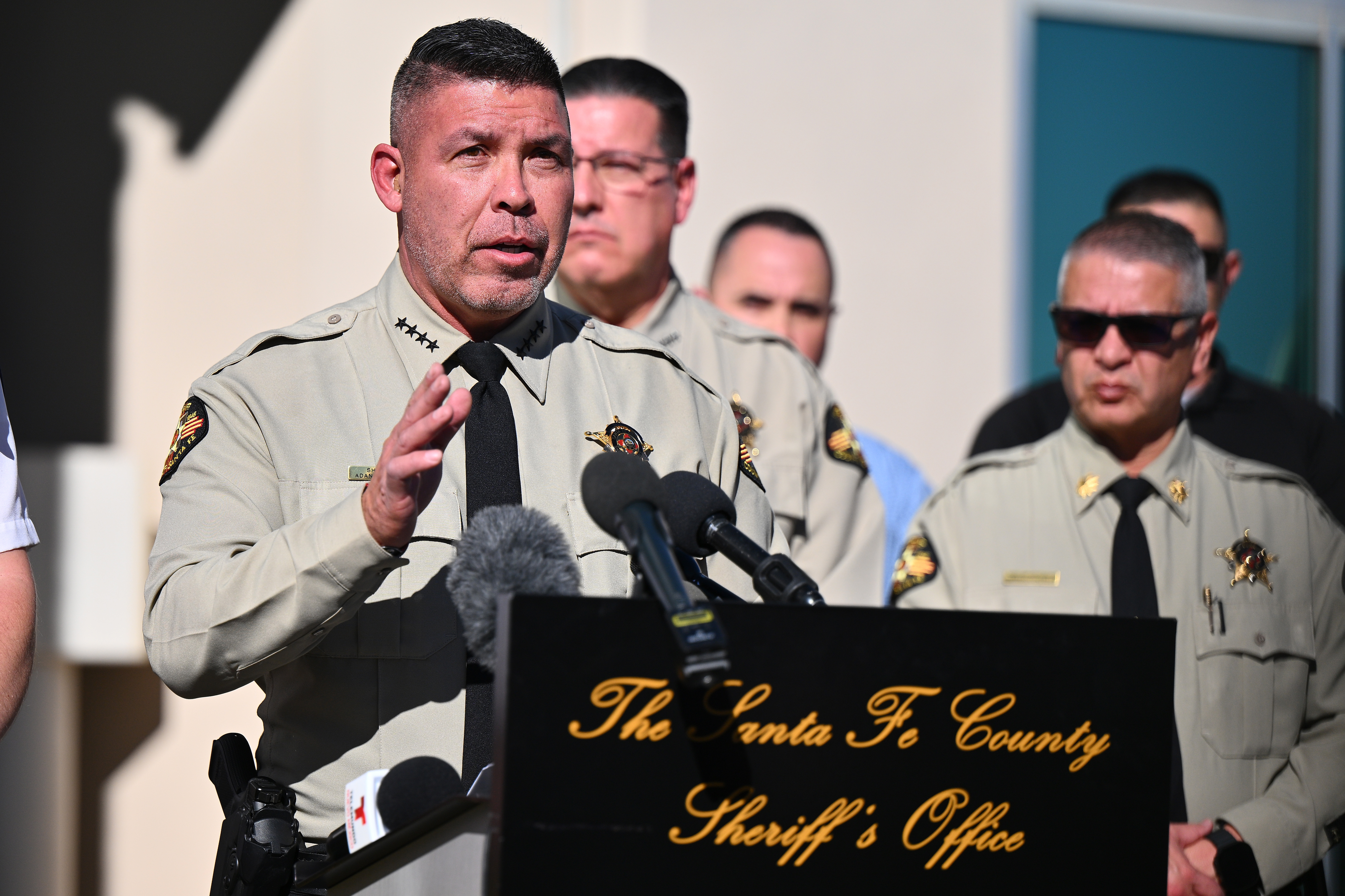 Santa Fe County Sheriff Adan Mendoza spricht während einer Pressekonferenz im Santa Fe County Sheriff's Office, am 28. Februar 2025, in Santa Fe, New Mexico | Quelle: Getty Images