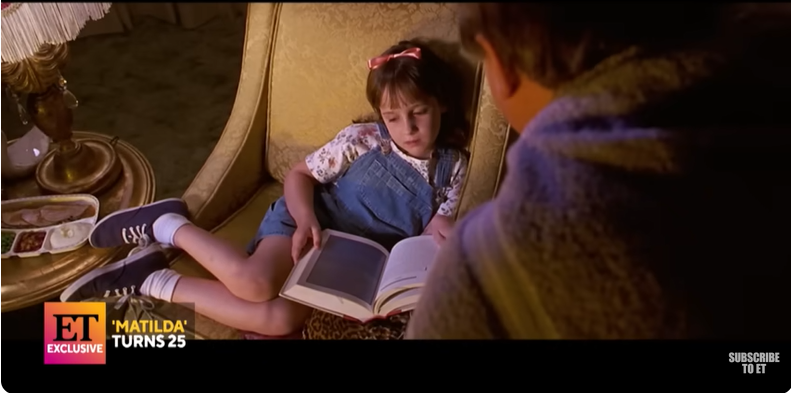 Mara Wilson bei "Matilda" aus einem YouTube-Video vom 8. August 2021 | Quelle: Youtube/@EntertainmentTonight