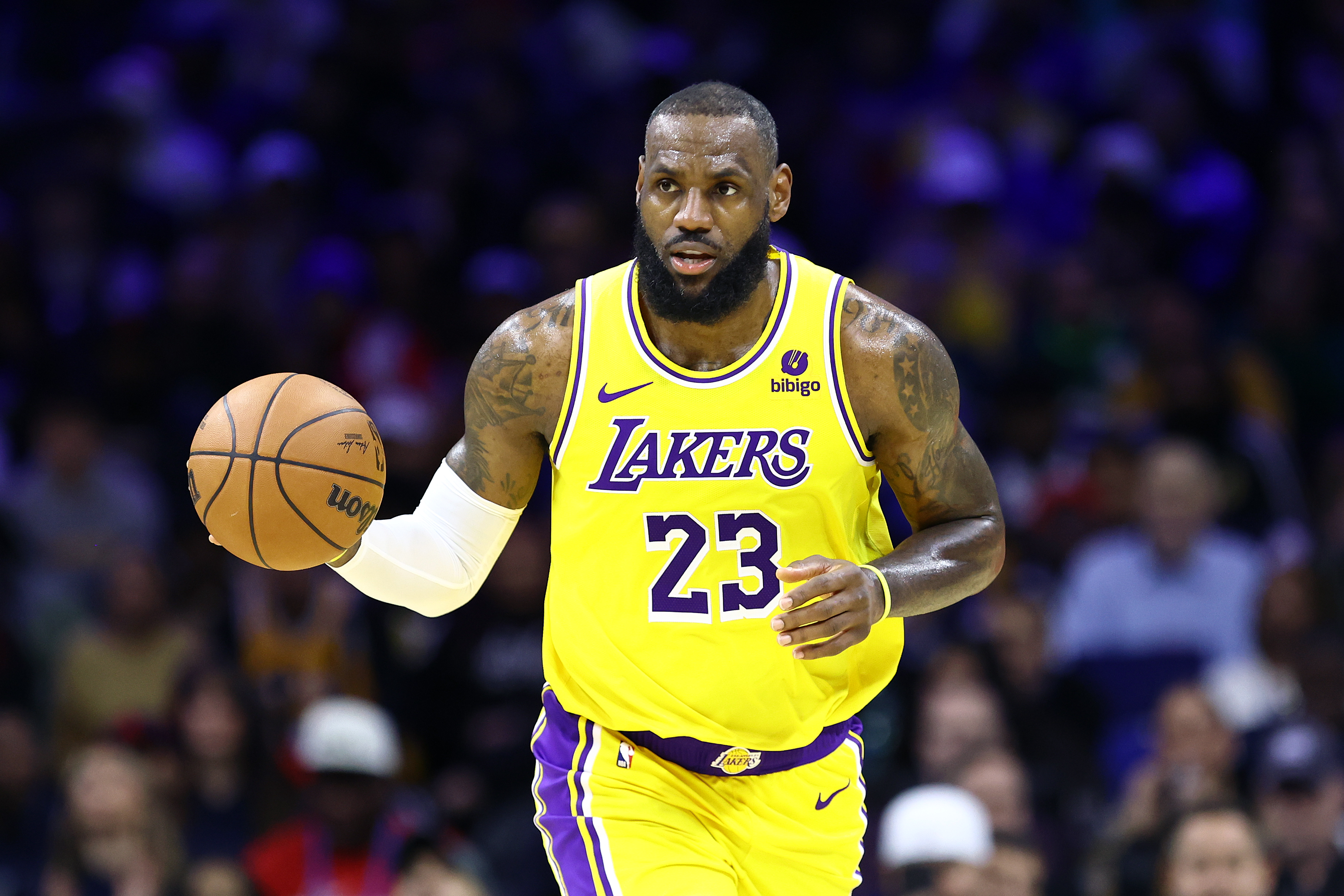 LeBron James von den Los Angeles Lakers während des dritten Viertels gegen die Philadelphia 76ers am 27. November 2023 in Philadelphia, Pennsylvania | Quelle: Getty Images